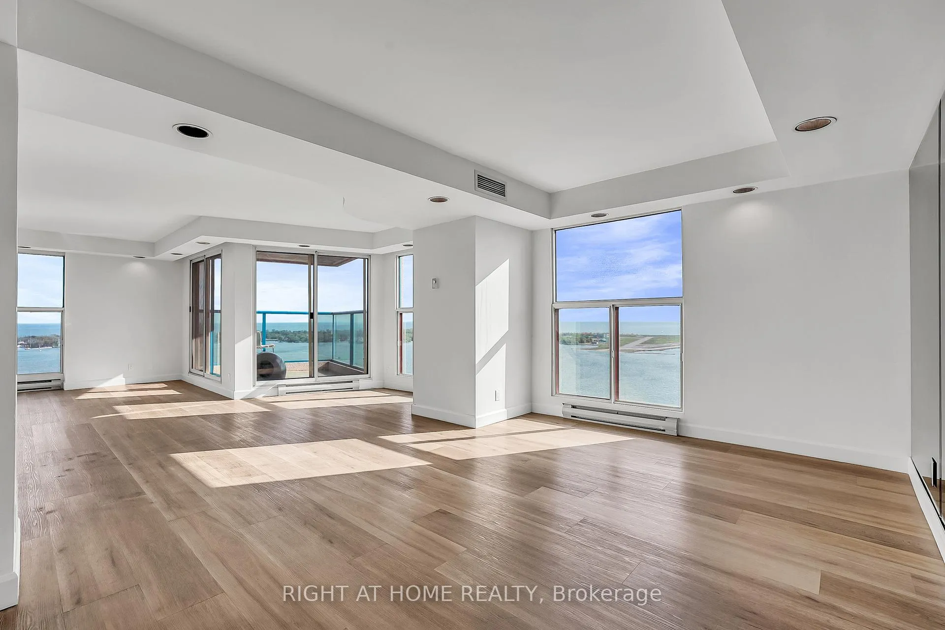 Photo 3 of Unit 3008, 99 Harbour Square, Toronto, Waterfront Communities — HOMEH