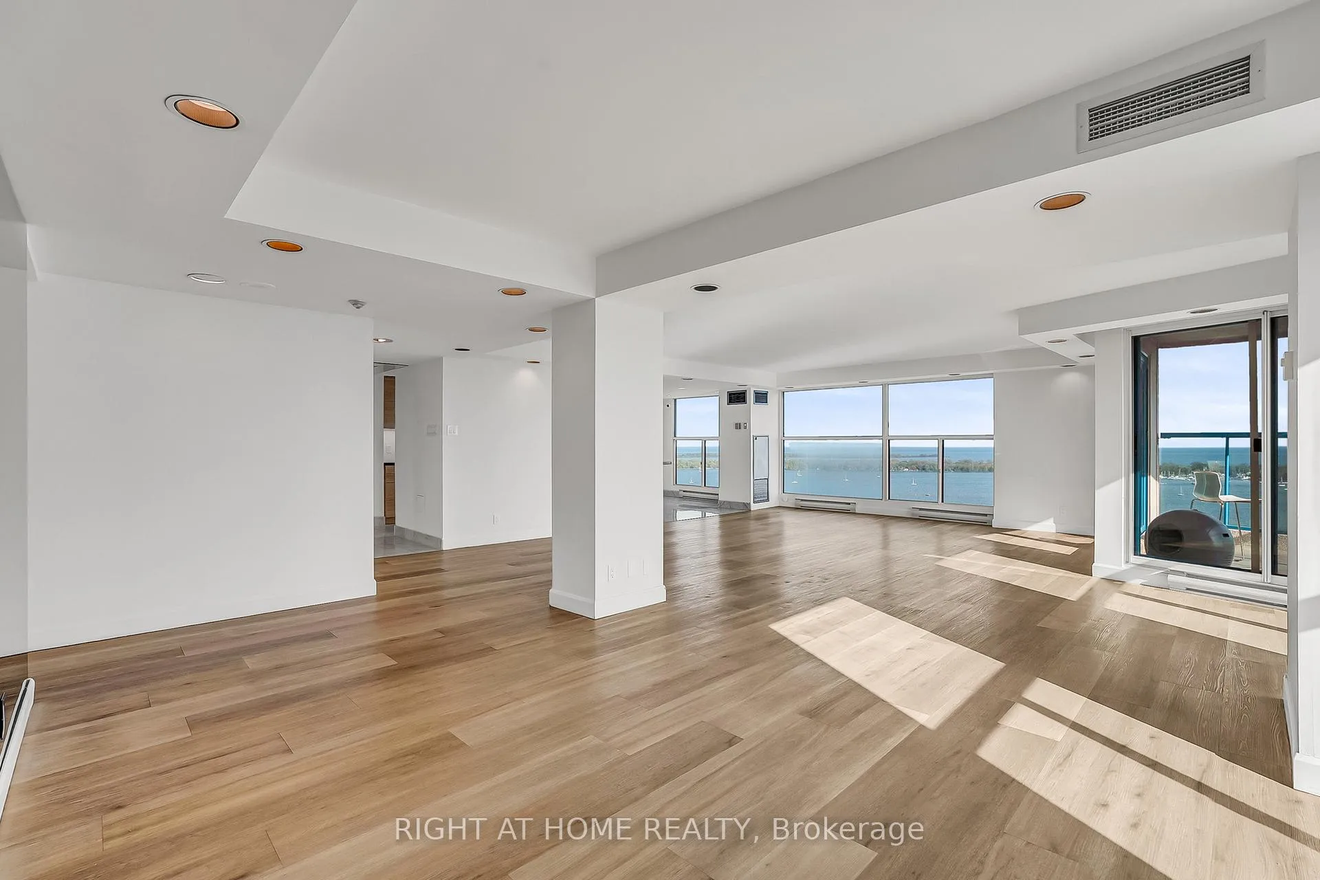 Photo 4 of Unit 3008, 99 Harbour Square, Toronto, Waterfront Communities — HOMEH
