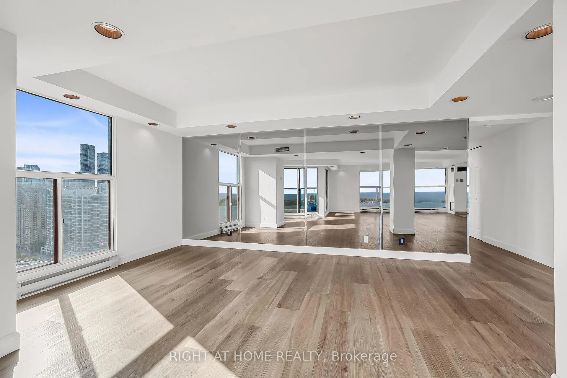 Photo 5 of Unit 3008, 99 Harbour Square, Toronto, Waterfront Communities — HOMEH