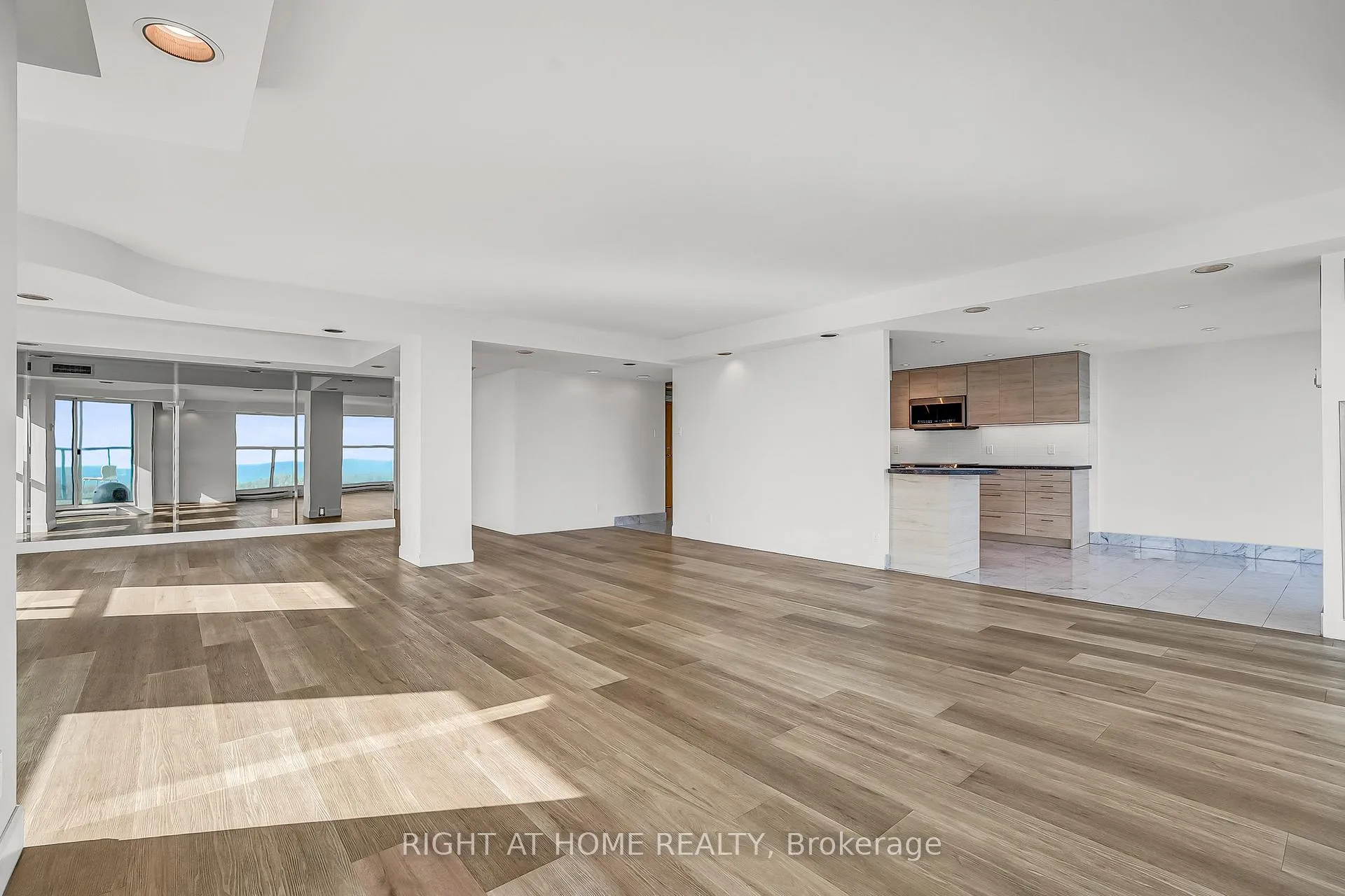 Photo 9 of Unit 3008, 99 Harbour Square, Toronto, Waterfront Communities — HOMEH