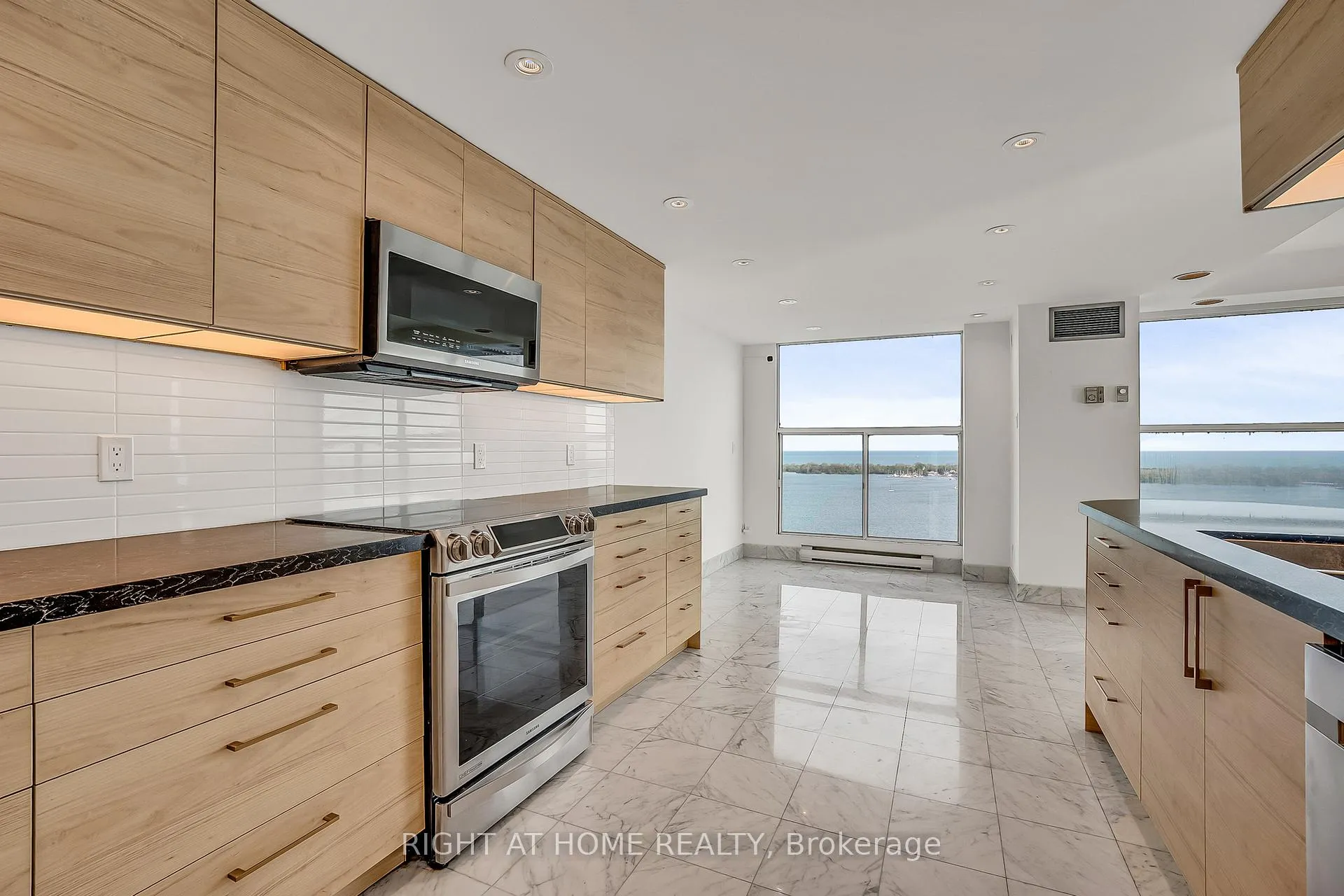 Photo 14 of Unit 3008, 99 Harbour Square, Toronto, Waterfront Communities — HOMEH