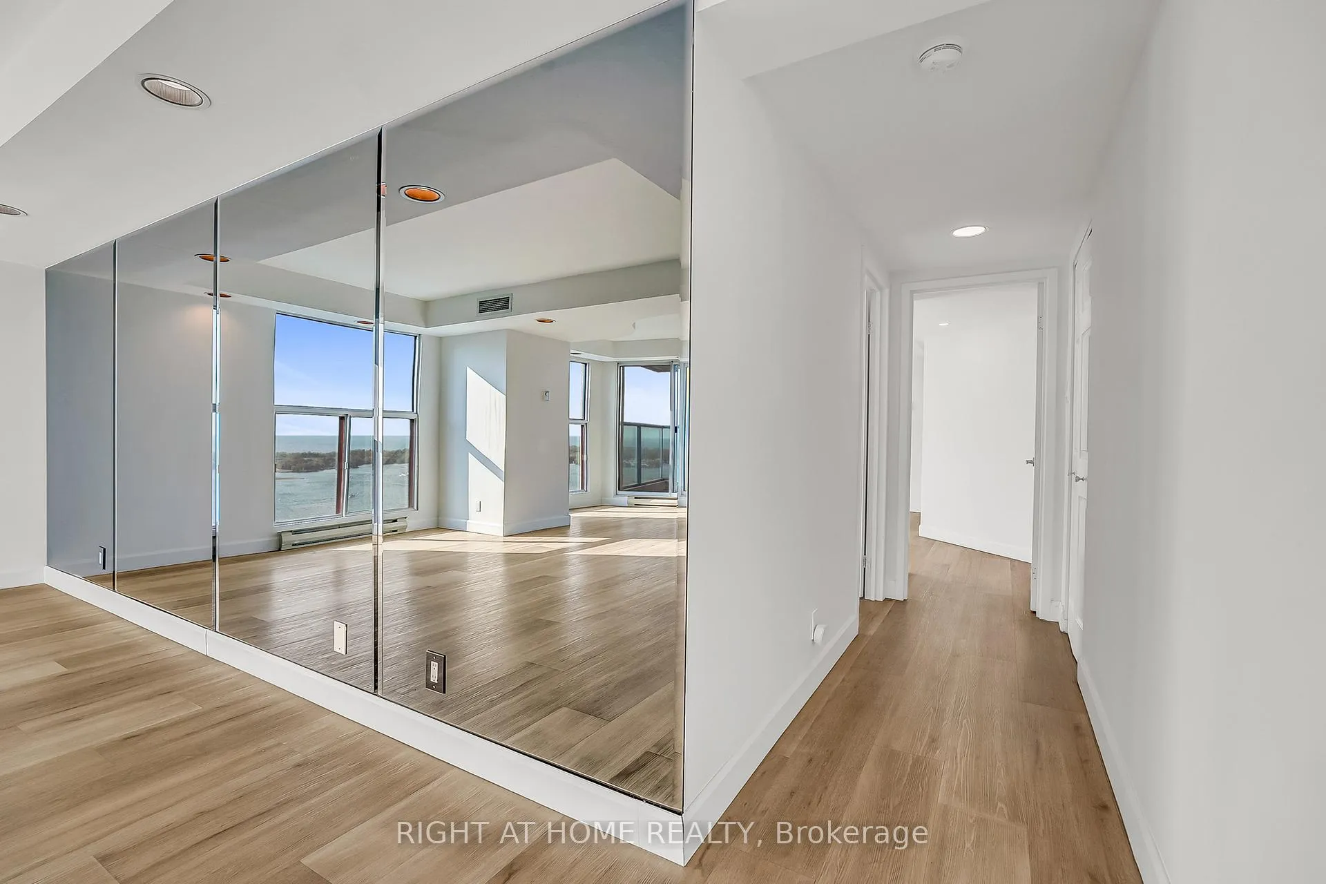 Photo 17 of Unit 3008, 99 Harbour Square, Toronto, Waterfront Communities — HOMEH