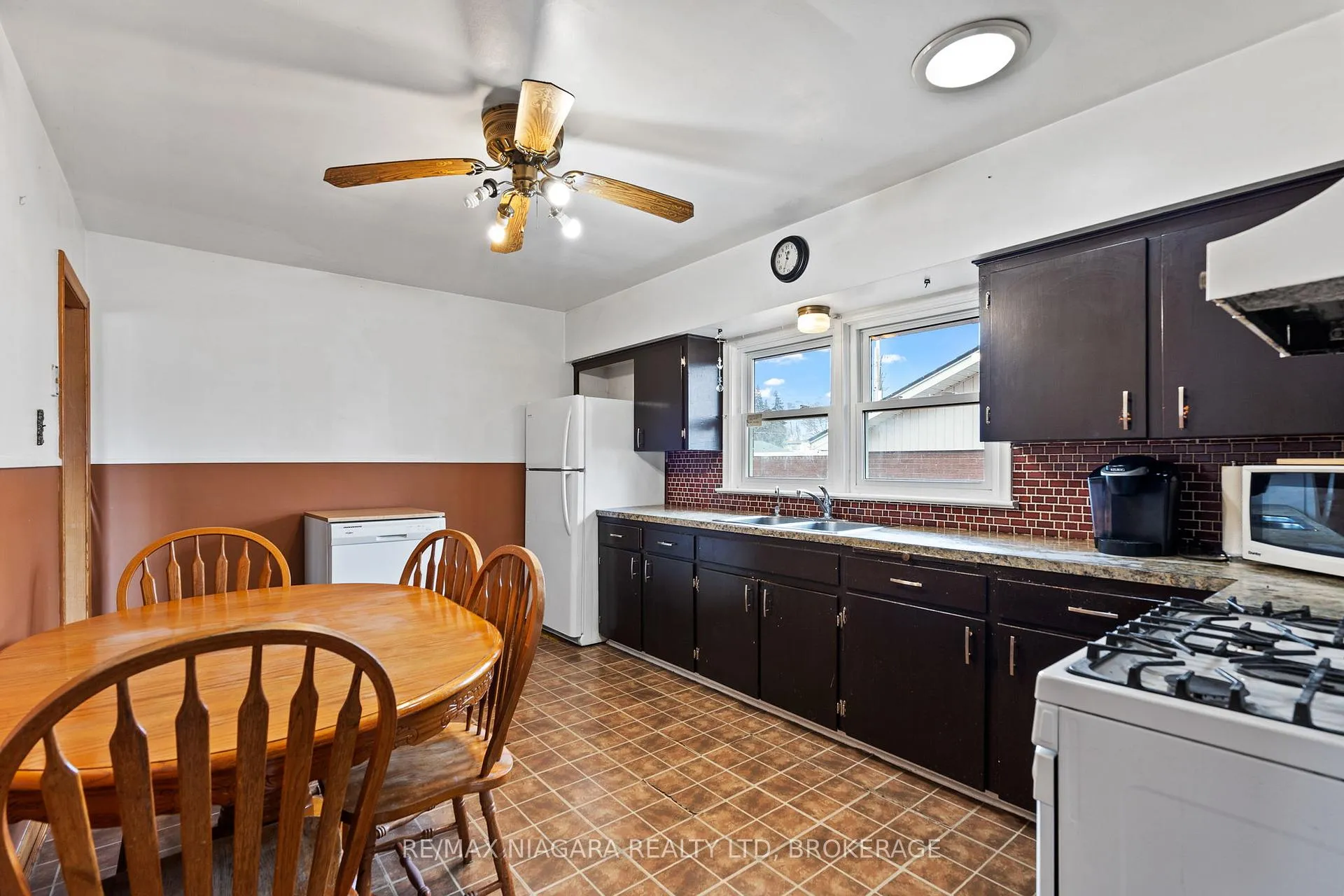 Photo 11 of 7 South Crescent, Port Colborne, Sugarloaf — HOMEH