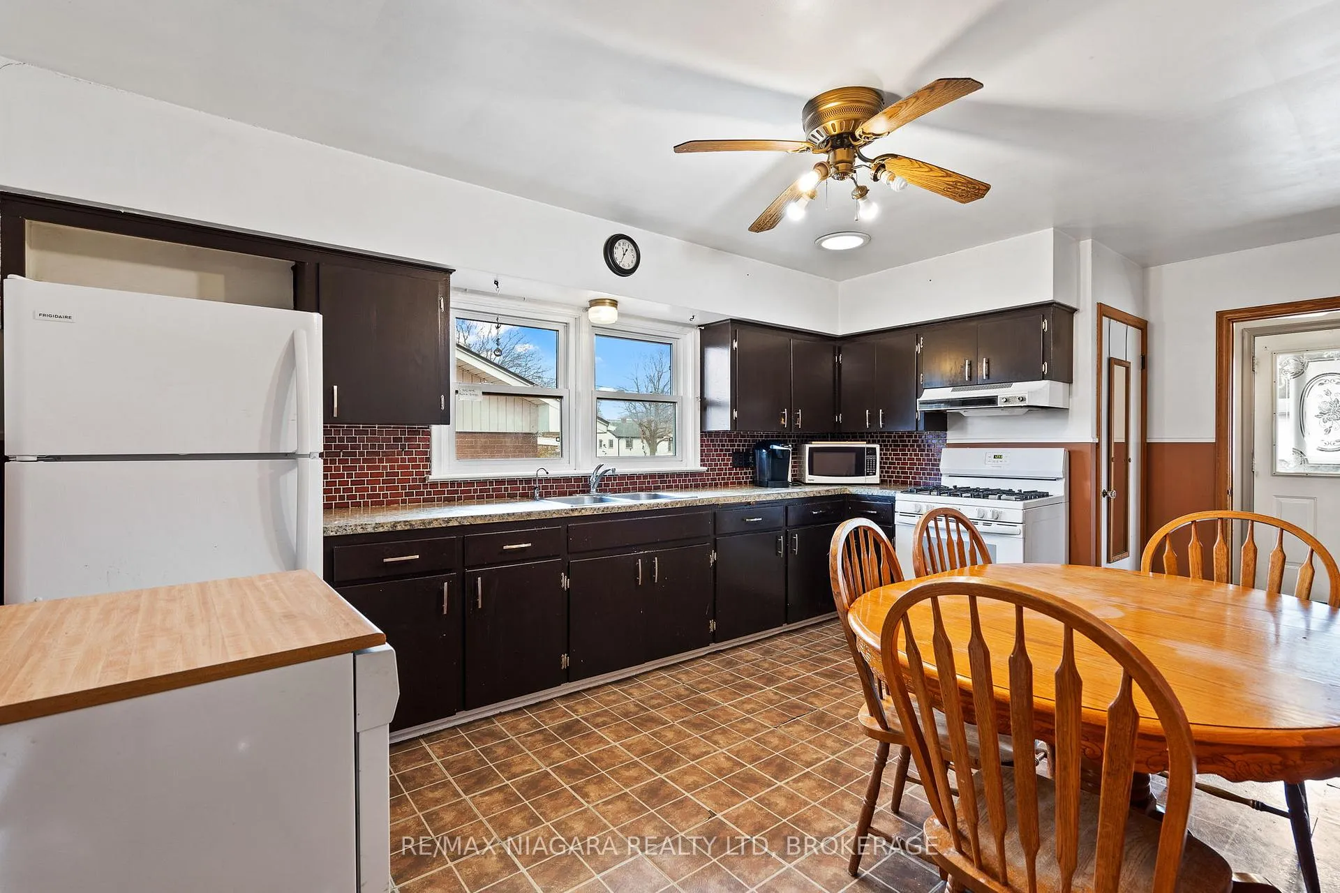 Photo 12 of 7 South Crescent, Port Colborne, Sugarloaf — HOMEH