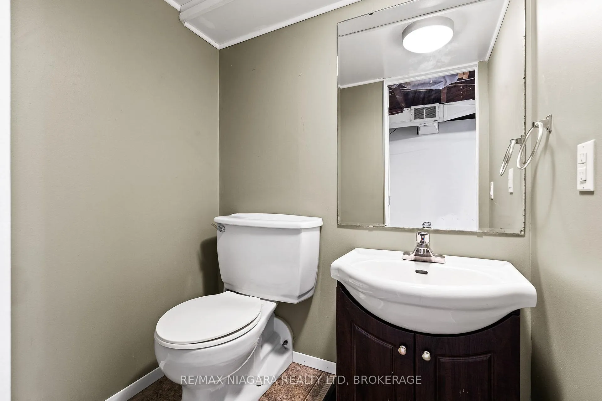 Photo 25 of 7 South Crescent, Port Colborne, Sugarloaf — HOMEH