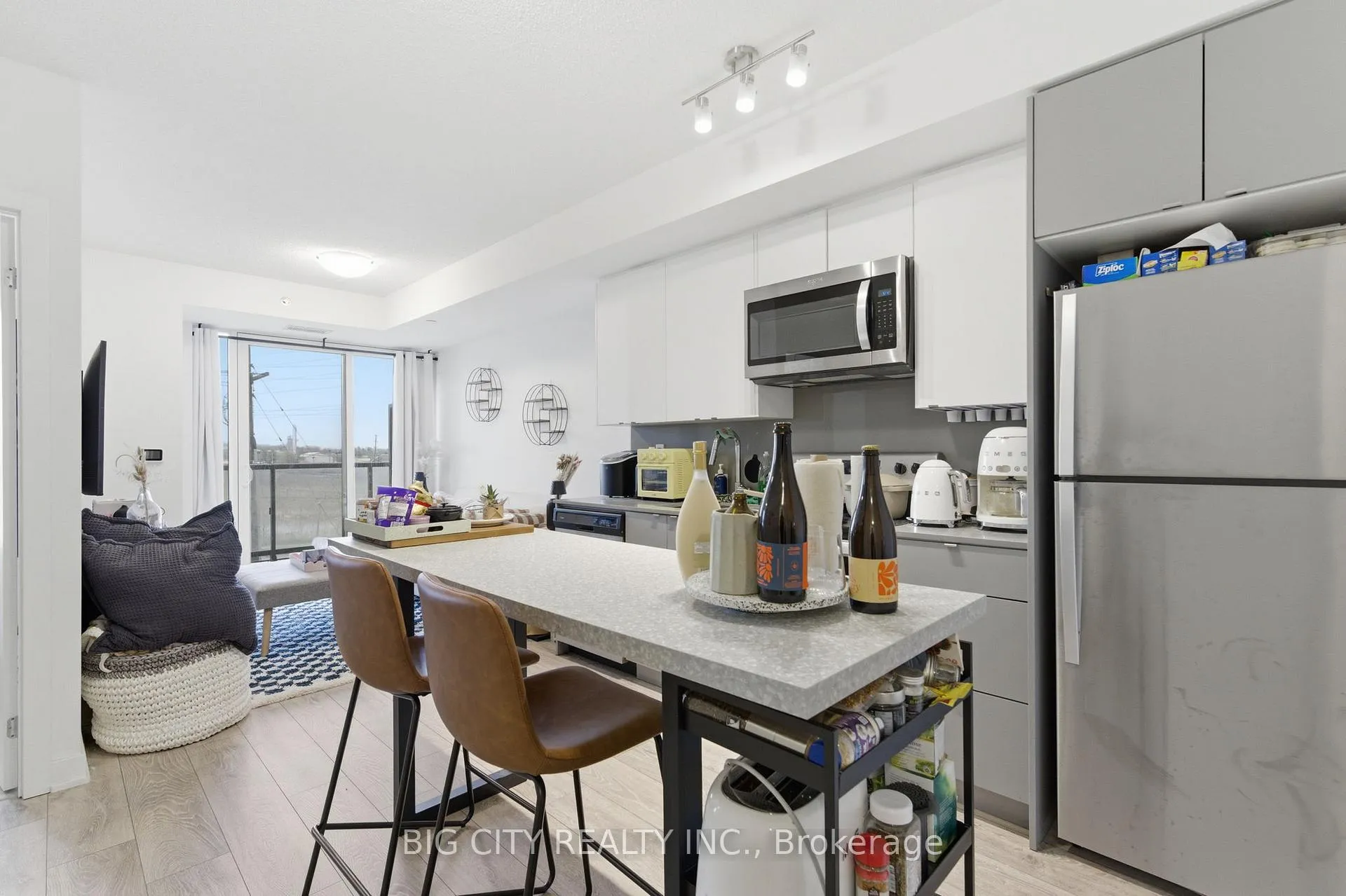 Photo 6 of Unit B303, 3200 Dakota Common, Burlington, Alton — HOMEH