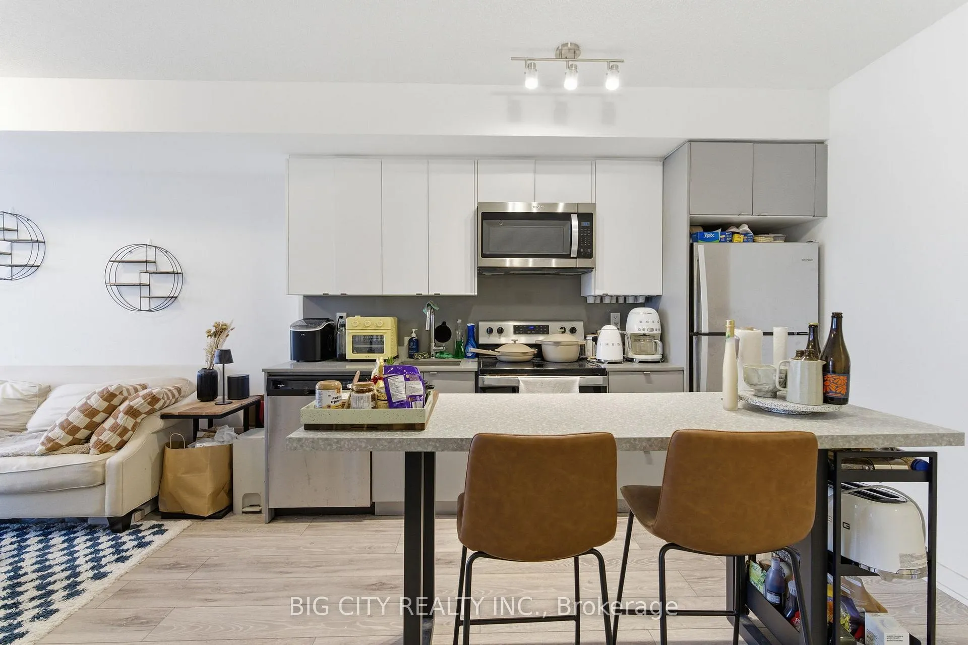 Photo 7 of Unit B303, 3200 Dakota Common, Burlington, Alton — HOMEH