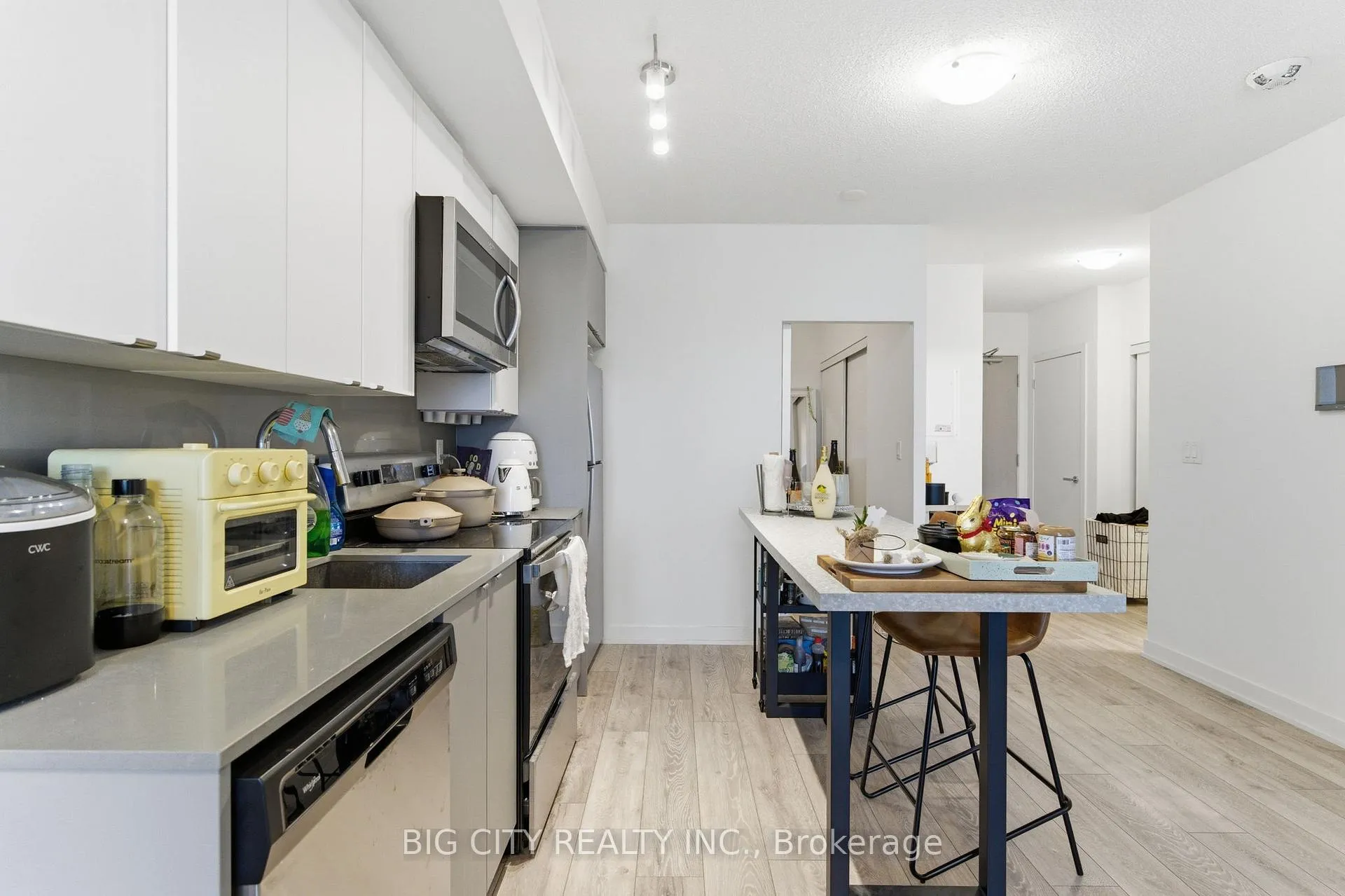 Photo 9 of Unit B303, 3200 Dakota Common, Burlington, Alton — HOMEH