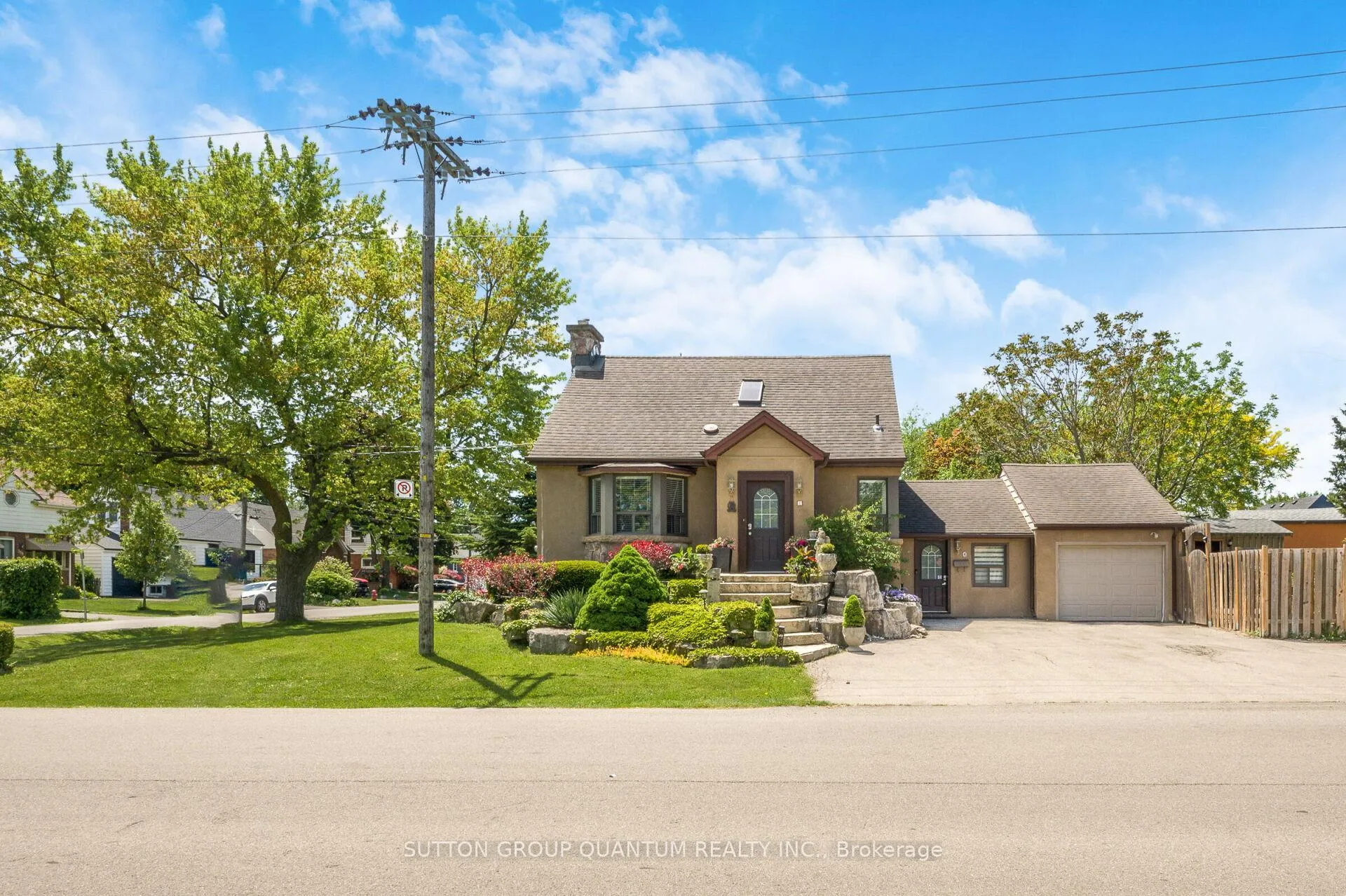 Photo 2 of 1 Galbraith Drive, Hamilton, Stoney Creek — HOMEH