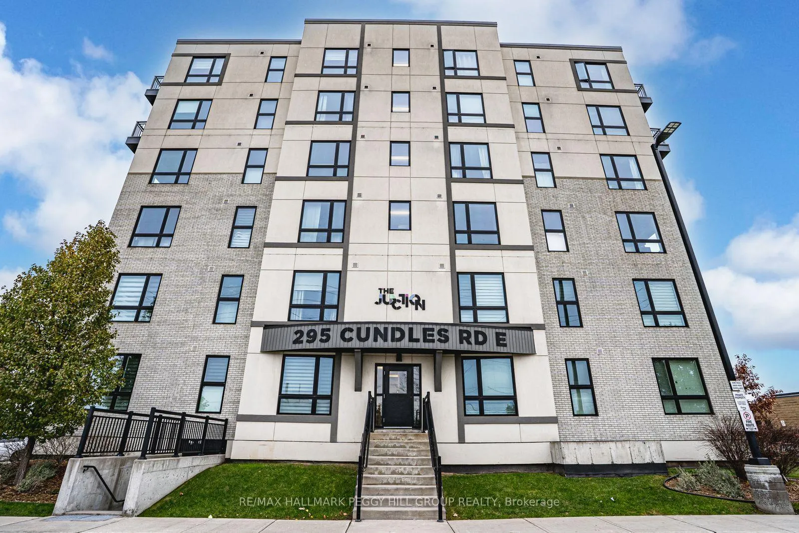 Photo 1 of Unit 404, 295 Cundles Road E, Barrie, Little Lake — HOMEH