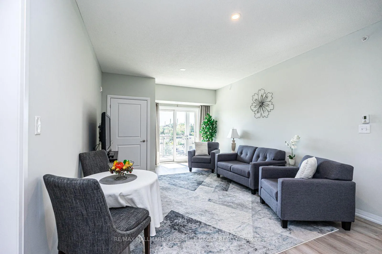 Photo 3 of Unit 404, 295 Cundles Road E, Barrie, Little Lake — HOMEH