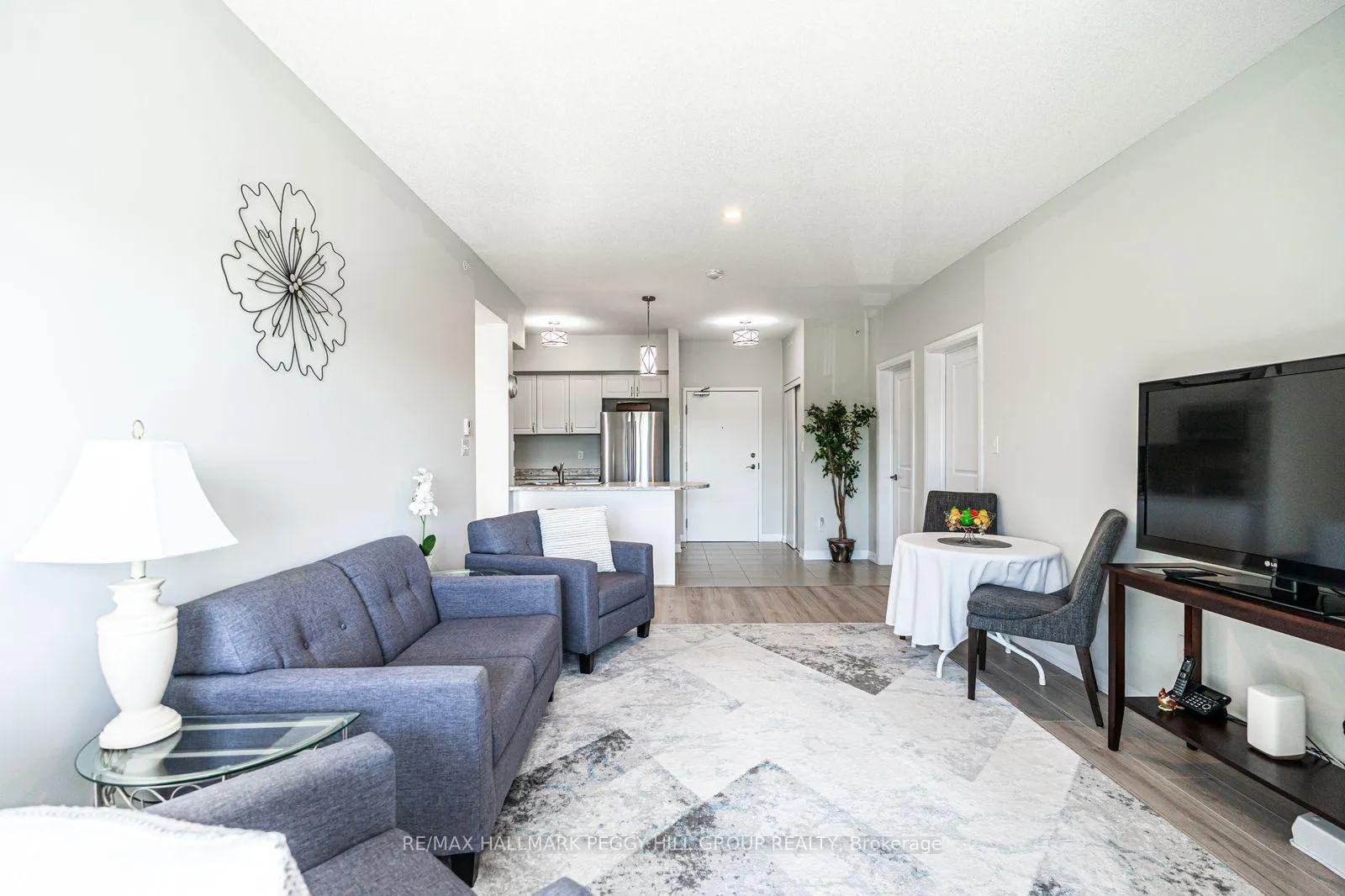 Photo 4 of Unit 404, 295 Cundles Road E, Barrie, Little Lake — HOMEH