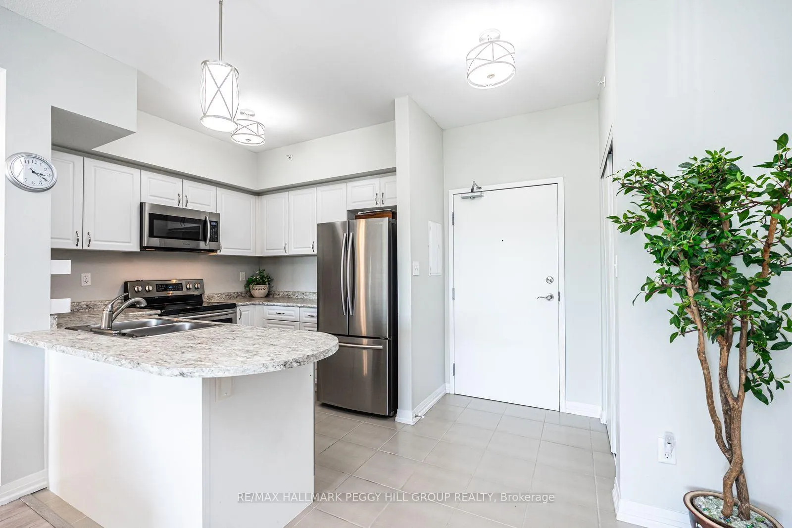 Photo 5 of Unit 404, 295 Cundles Road E, Barrie, Little Lake — HOMEH
