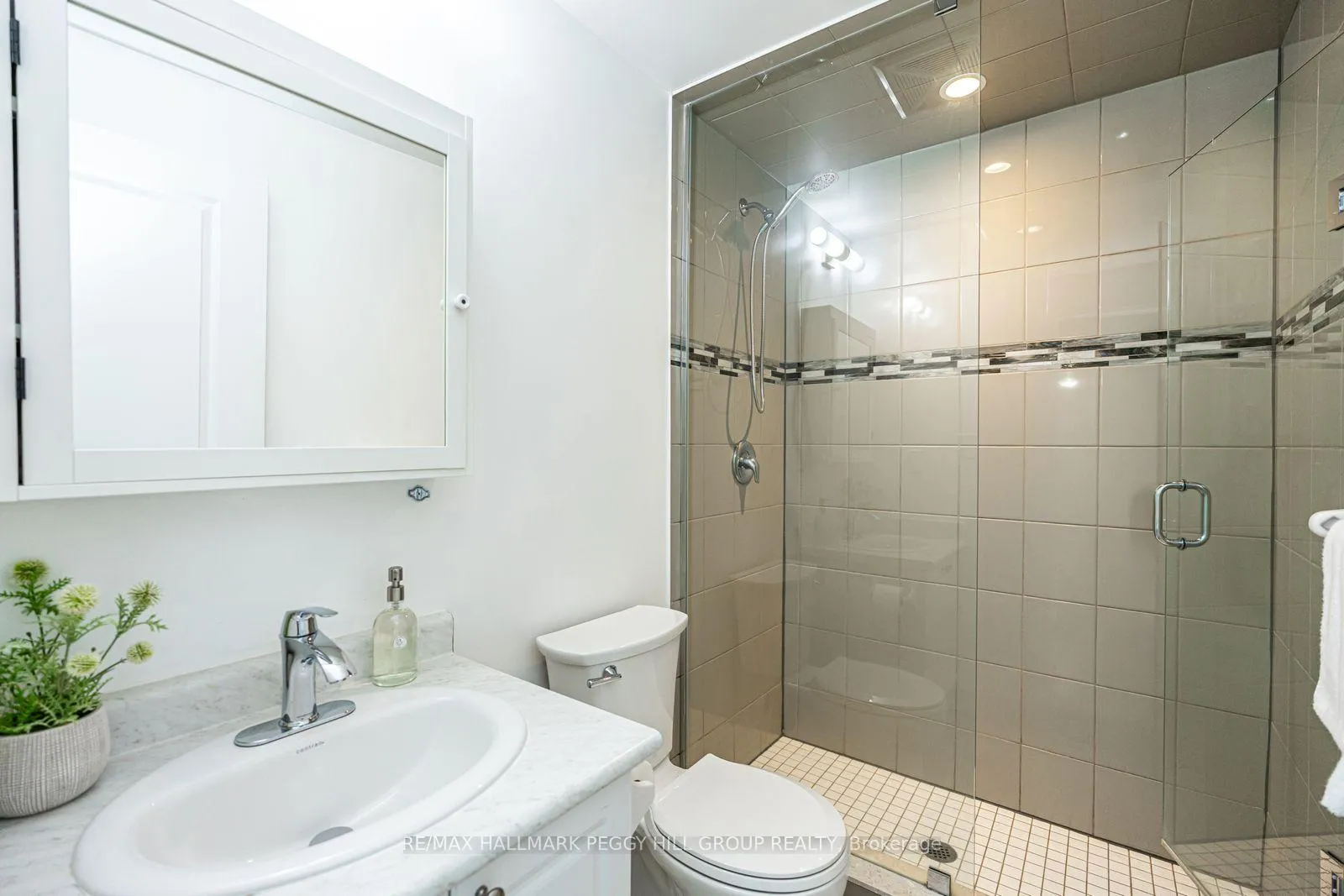 Photo 8 of Unit 404, 295 Cundles Road E, Barrie, Little Lake — HOMEH
