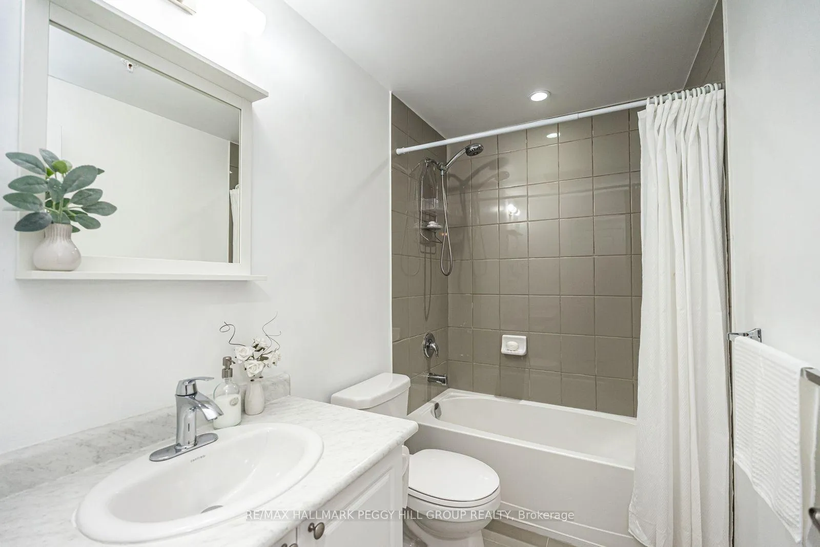 Photo 11 of Unit 404, 295 Cundles Road E, Barrie, Little Lake — HOMEH