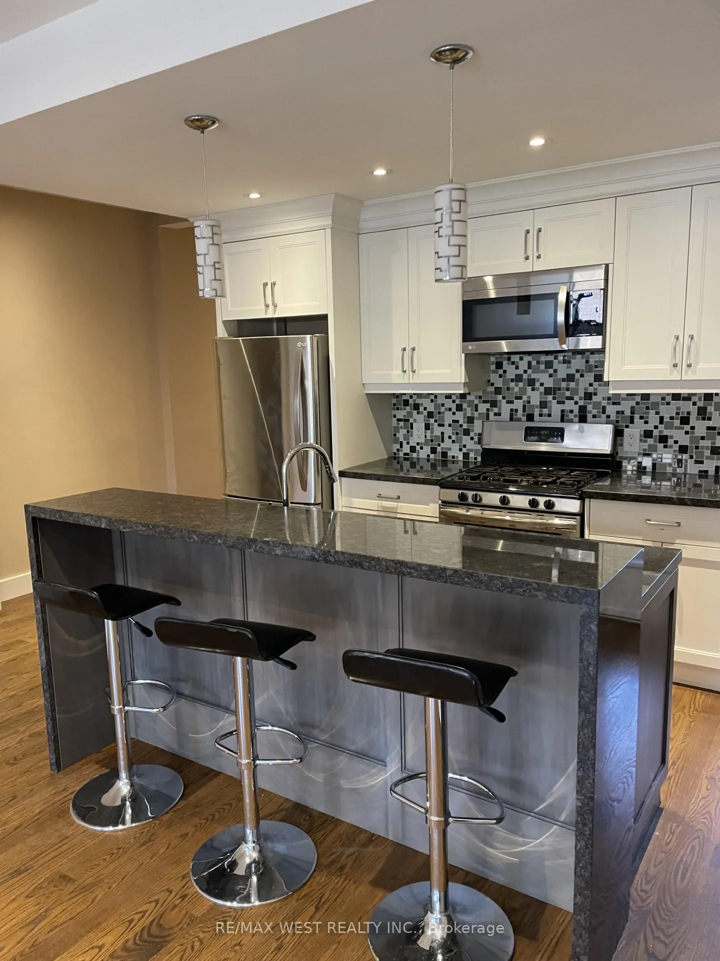Photo 10 of Unit Main, 111 Lippincott Street, Toronto, University — HOMEH