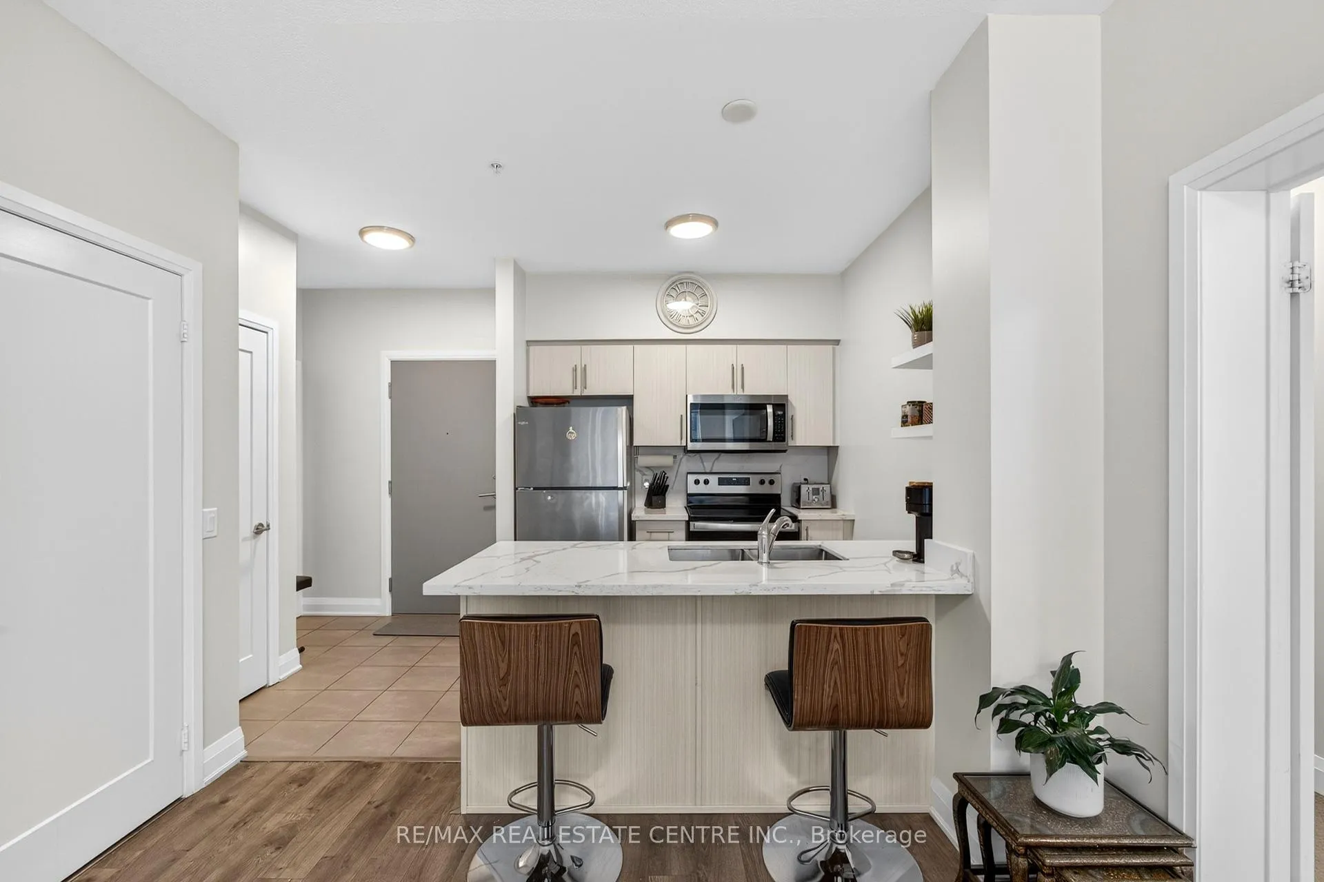 Photo 10 of Unit 402, 16 Concord Place, Grimsby, Grimsby Beach — HOMEH