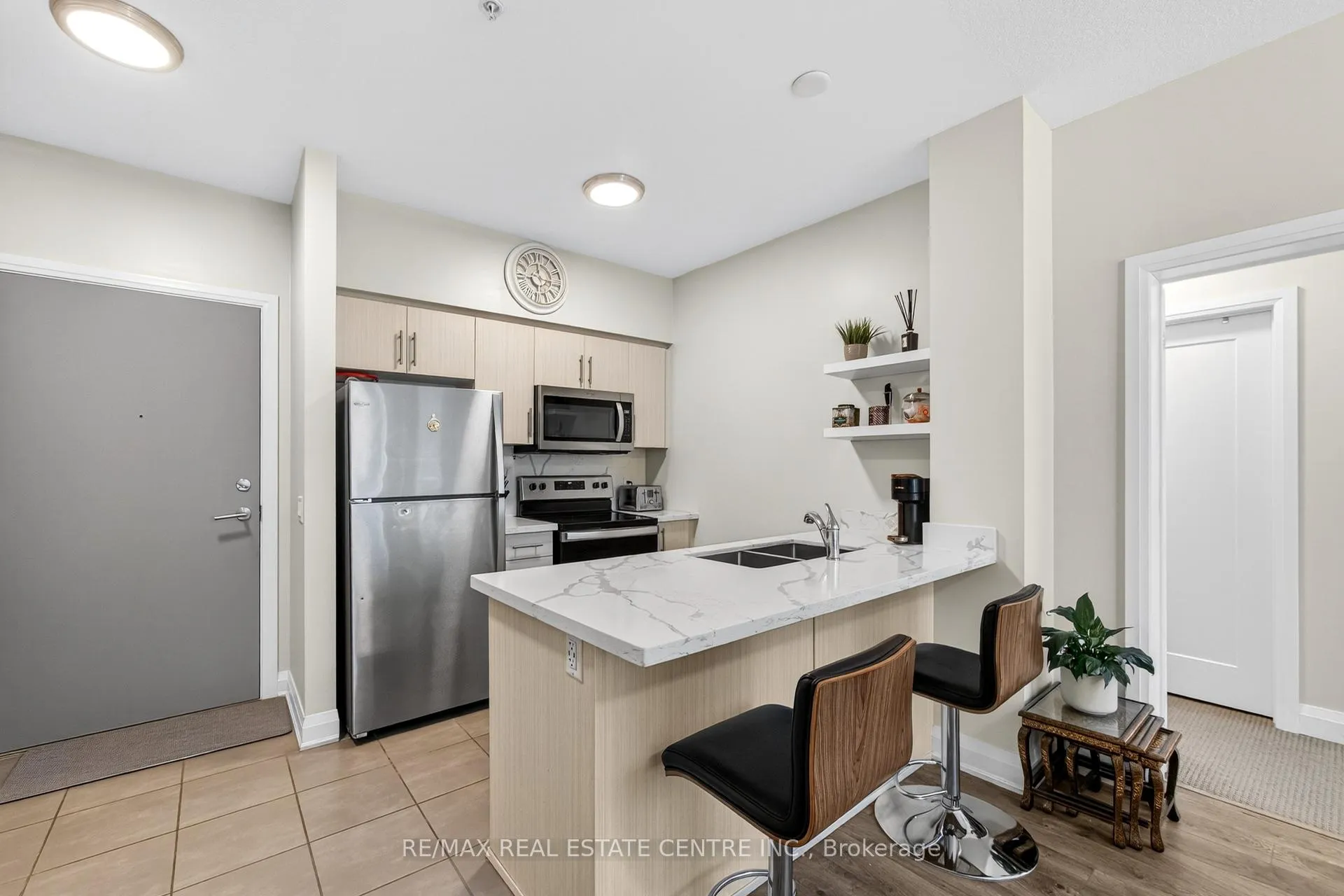 Photo 11 of Unit 402, 16 Concord Place, Grimsby, Grimsby Beach — HOMEH