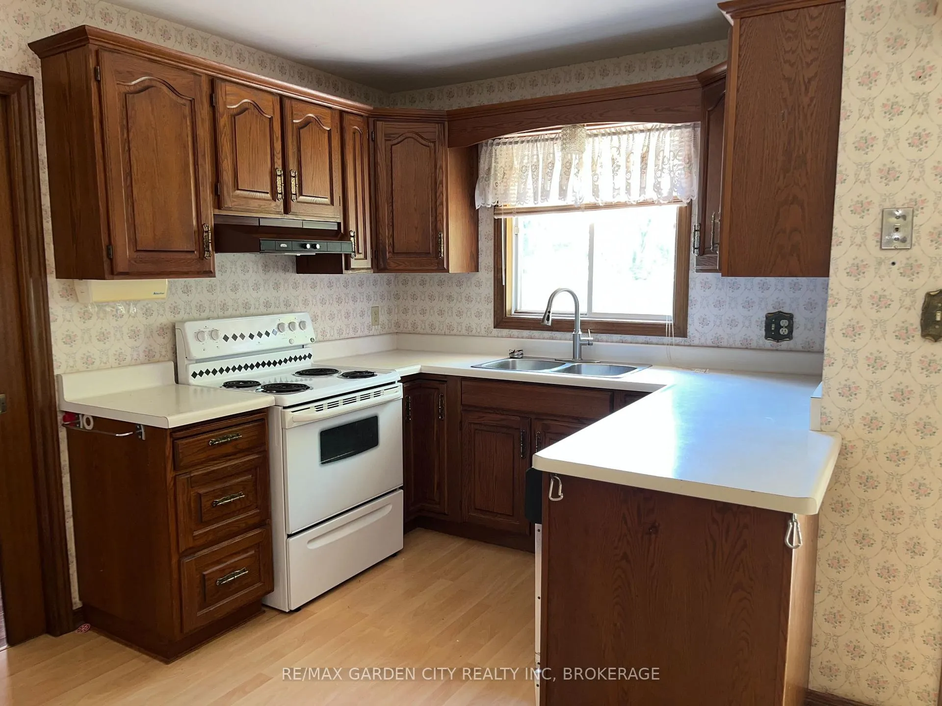 Photo 4 of 86 Sawmill Road, St. Catharines, Grapeview — HOMEH