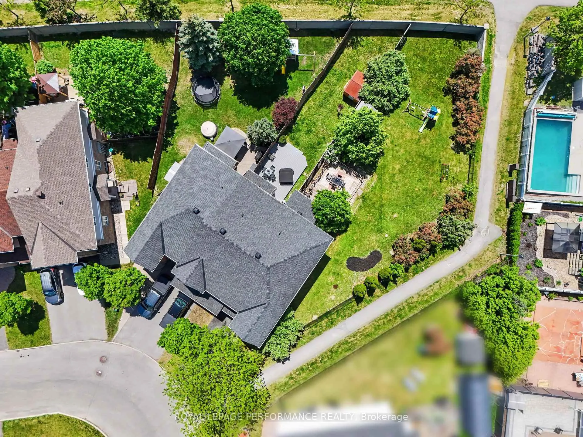 Photo 2 of 2052 Bergamot Circle, Ottawa, Springridge/East Village — HOMEH