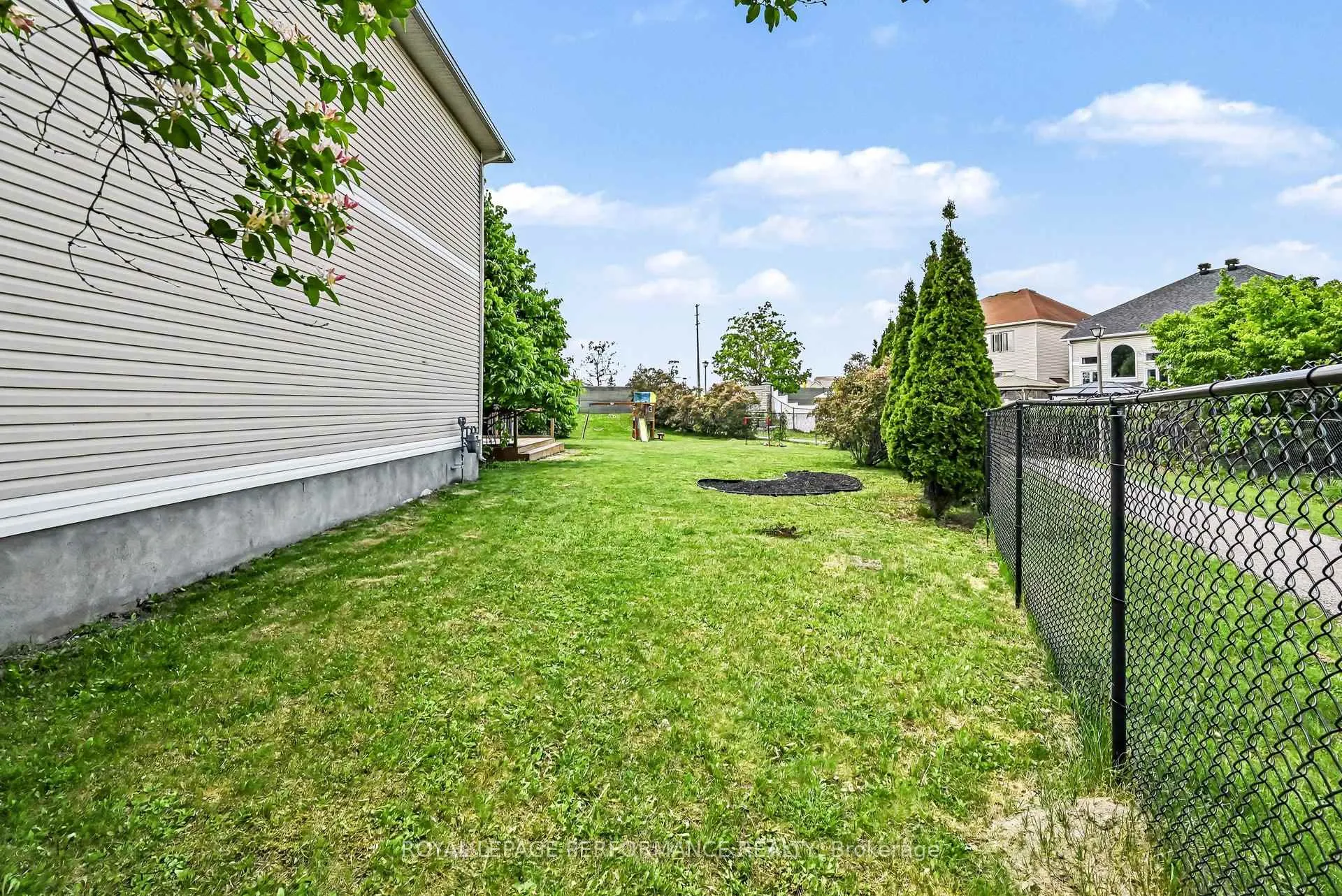 Photo 37 of 2052 Bergamot Circle, Ottawa, Springridge/East Village — HOMEH