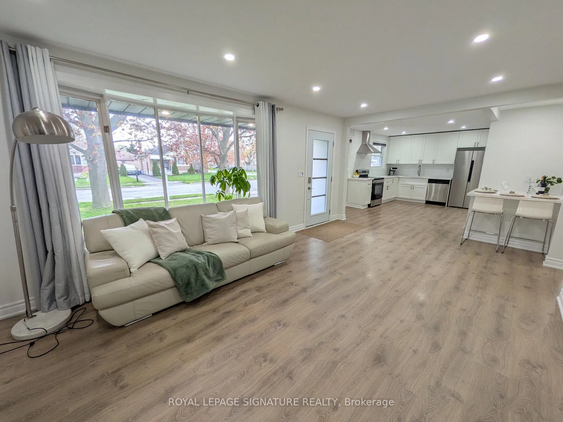 Photo 4 of 520 Burnham Street, Cobourg — HOMEH