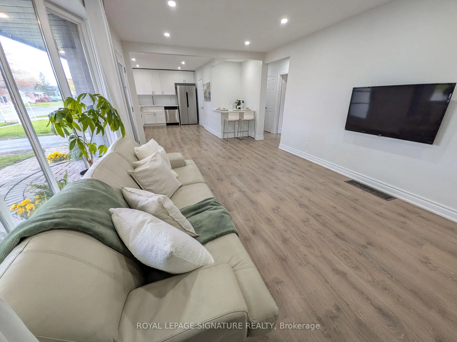 Photo 5 of 520 Burnham Street, Cobourg — HOMEH