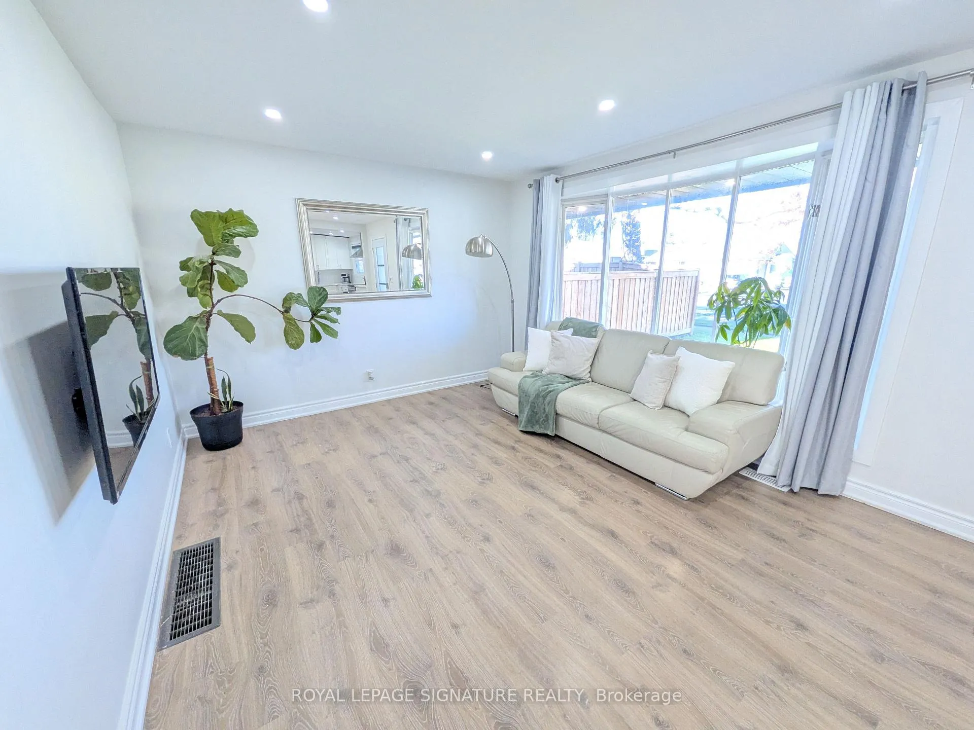 Photo 6 of 520 Burnham Street, Cobourg — HOMEH