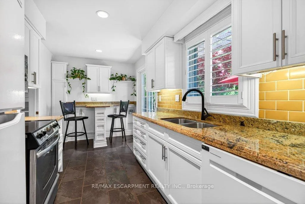 Photo 14 of 4008 Apple Valley Lane, Burlington, Shoreacres — HOMEH