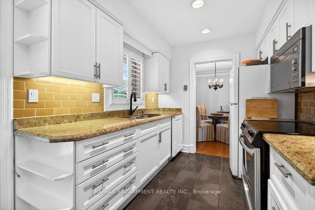 Photo 15 of 4008 Apple Valley Lane, Burlington, Shoreacres — HOMEH