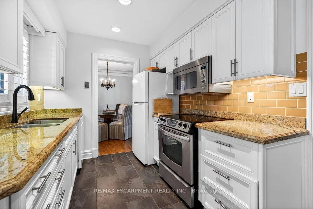 Photo 16 of 4008 Apple Valley Lane, Burlington, Shoreacres — HOMEH