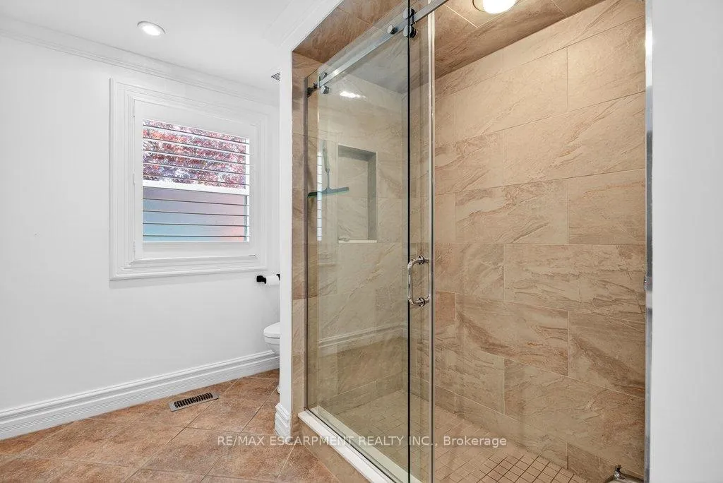 Photo 25 of 4008 Apple Valley Lane, Burlington, Shoreacres — HOMEH