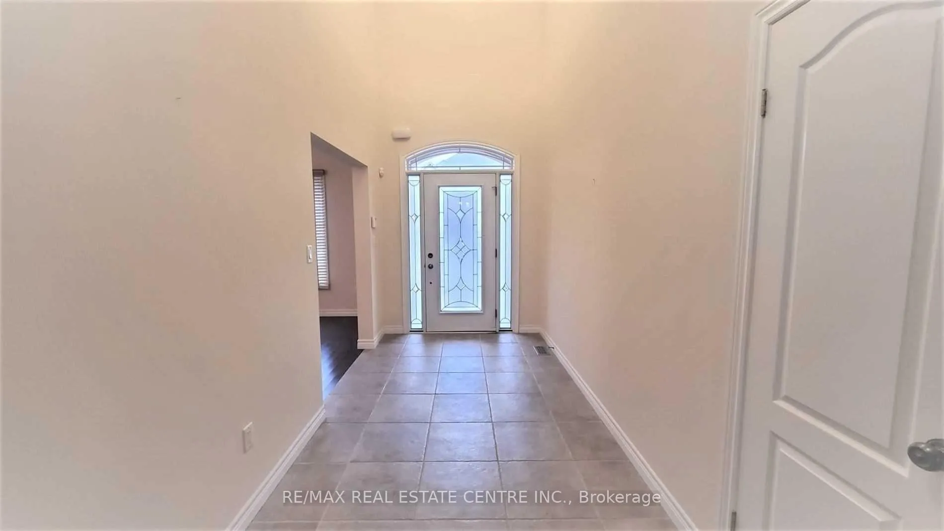 Photo 2 of 15 Sasha Court, Hamilton, Stoney Creek — HOMEH