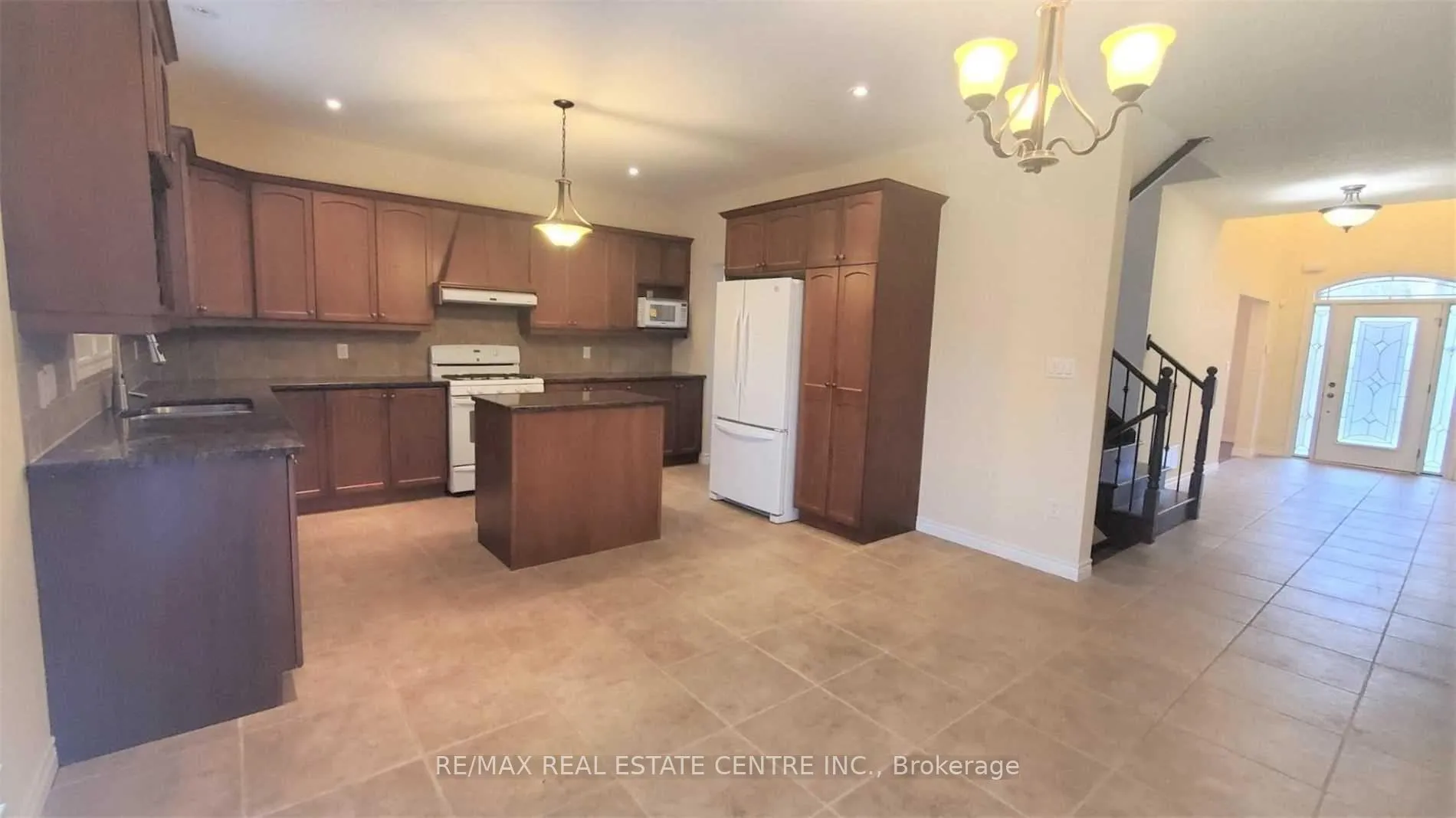 Photo 8 of 15 Sasha Court, Hamilton, Stoney Creek — HOMEH