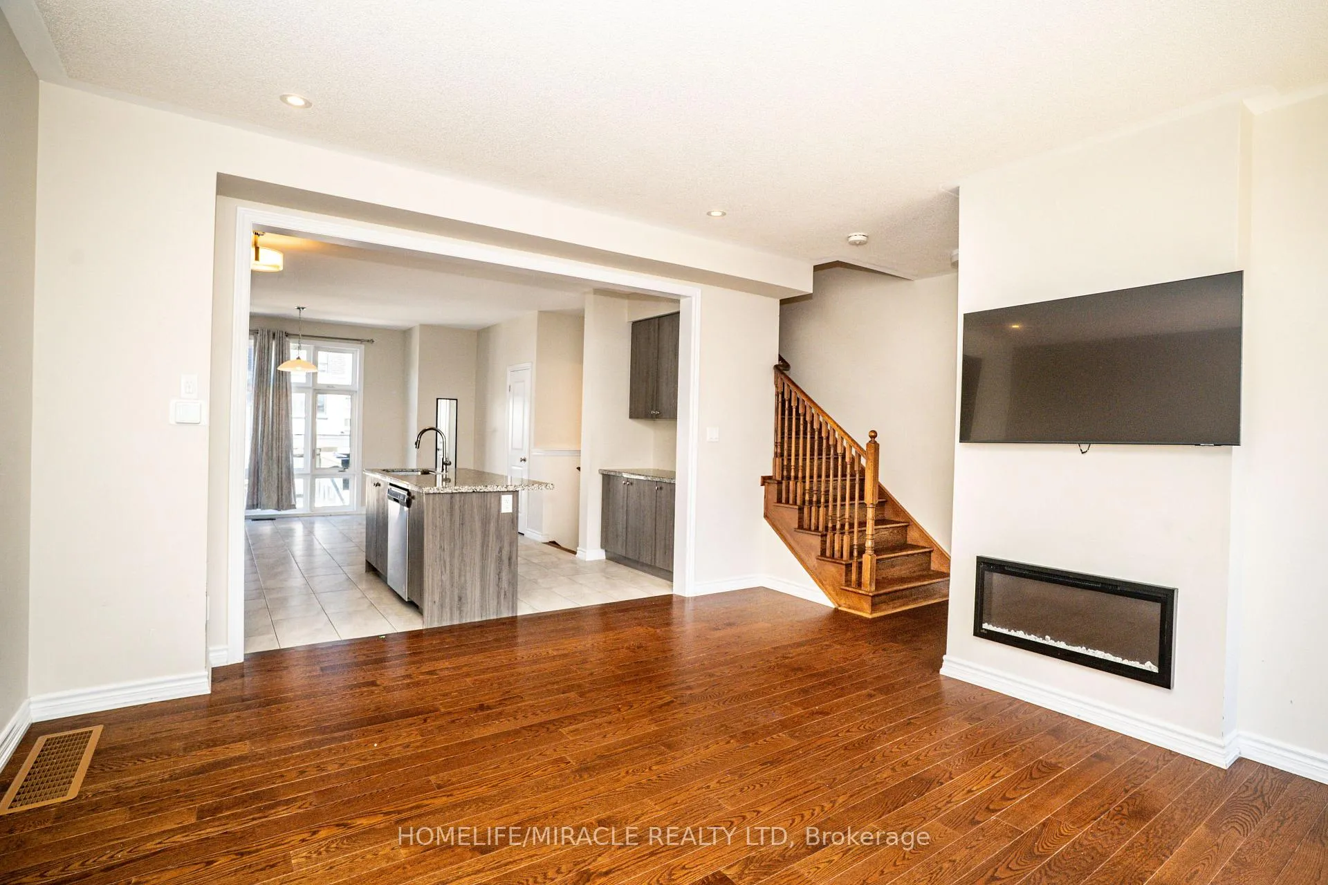 Photo 5 of 52 Douet Lane, Ajax, South East — HOMEH