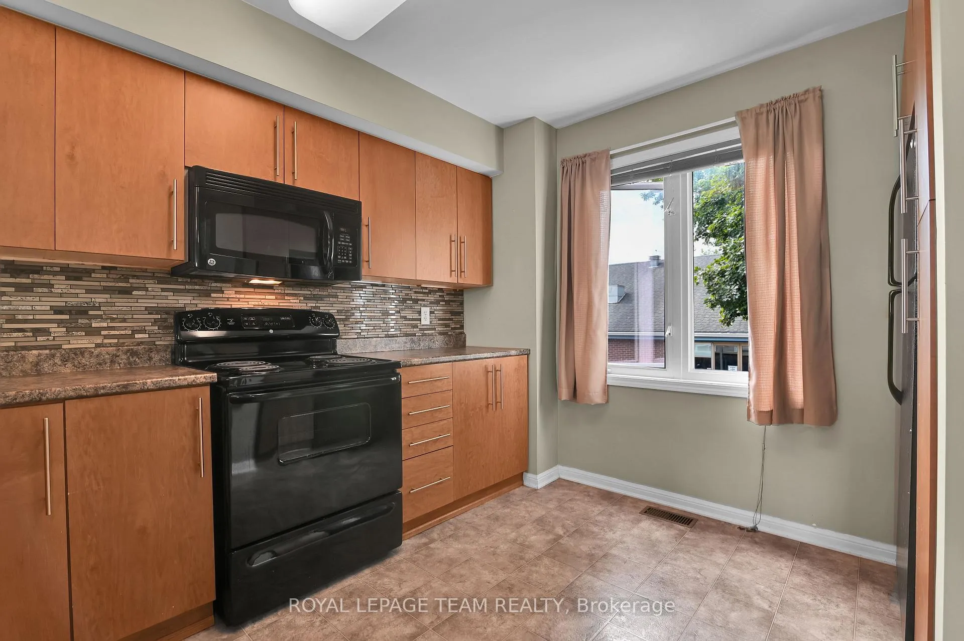 Photo 10 of 774 Sanibel Private, Ottawa, Westcliffe Estates — HOMEH