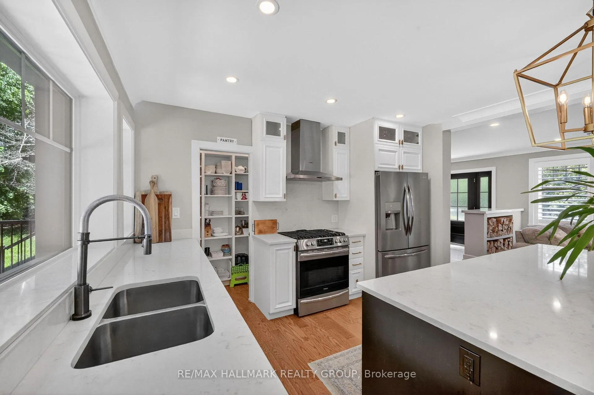 Photo 10 of 22 Cedar Road, Ottawa, Rothwell Heights — HOMEH