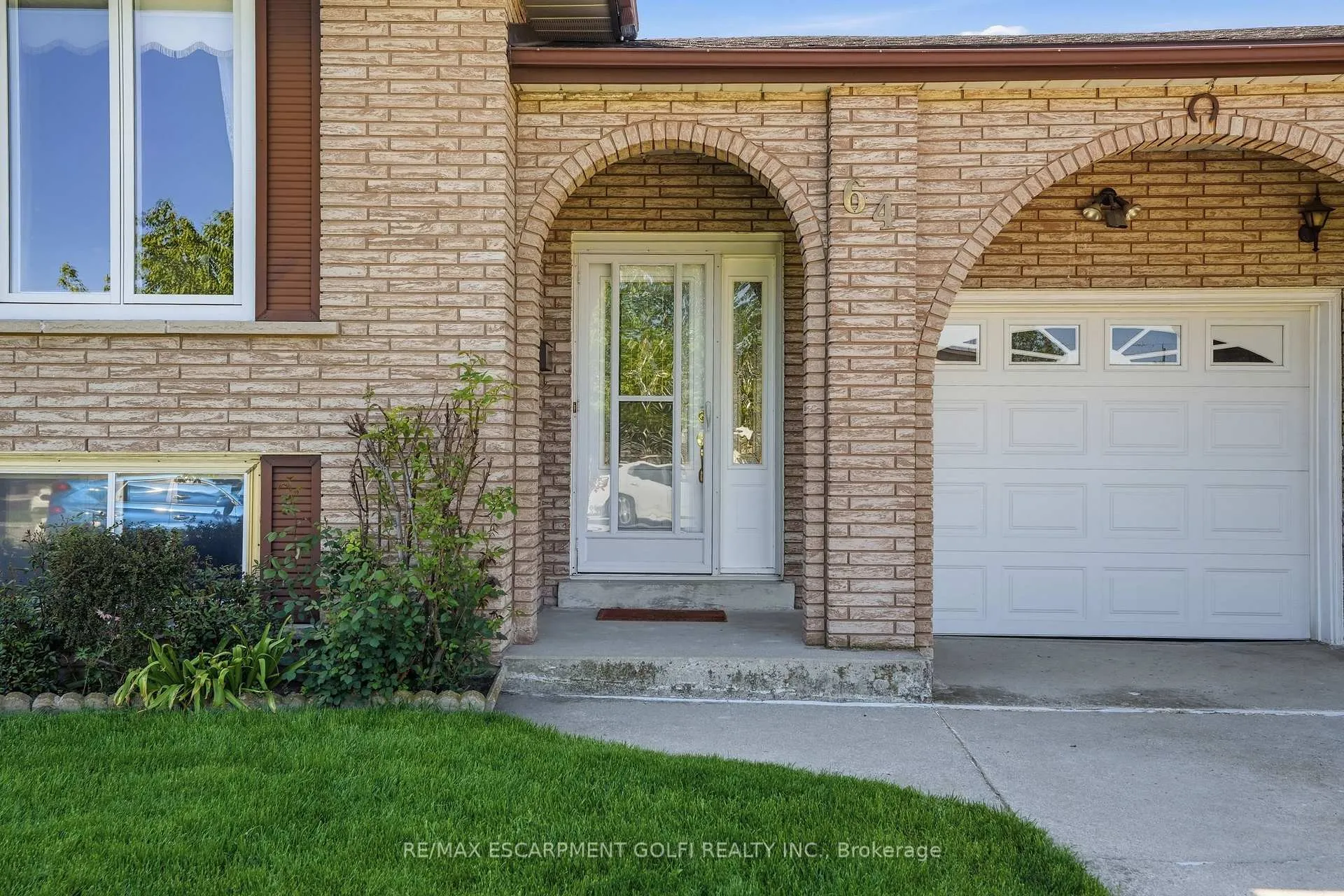 Photo 3 of 64 Eastbury Drive, Hamilton, Stoney Creek — HOMEH