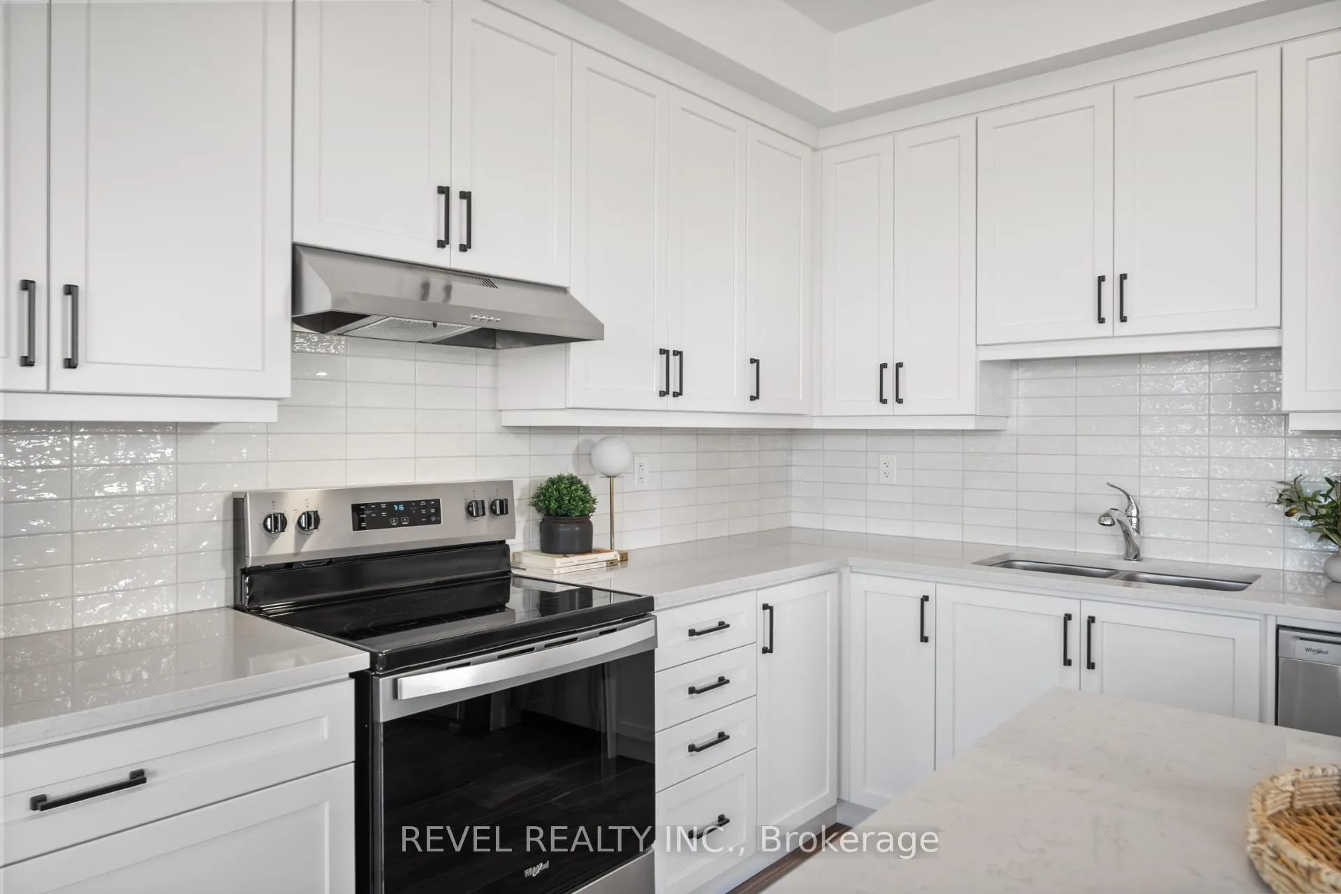 Photo 5 of 22 Varsity Drive, Brampton, Northwest Brampton — HOMEH