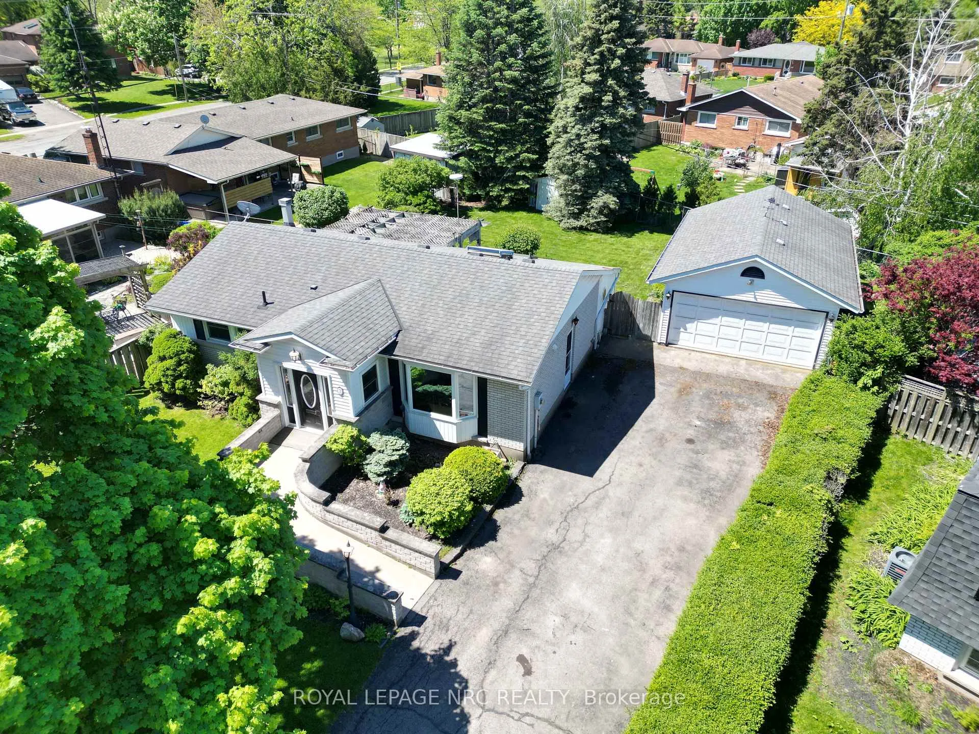 Photo 2 of 3 Monique Crescent, St. Catharines, Vine/Linwell — HOMEH