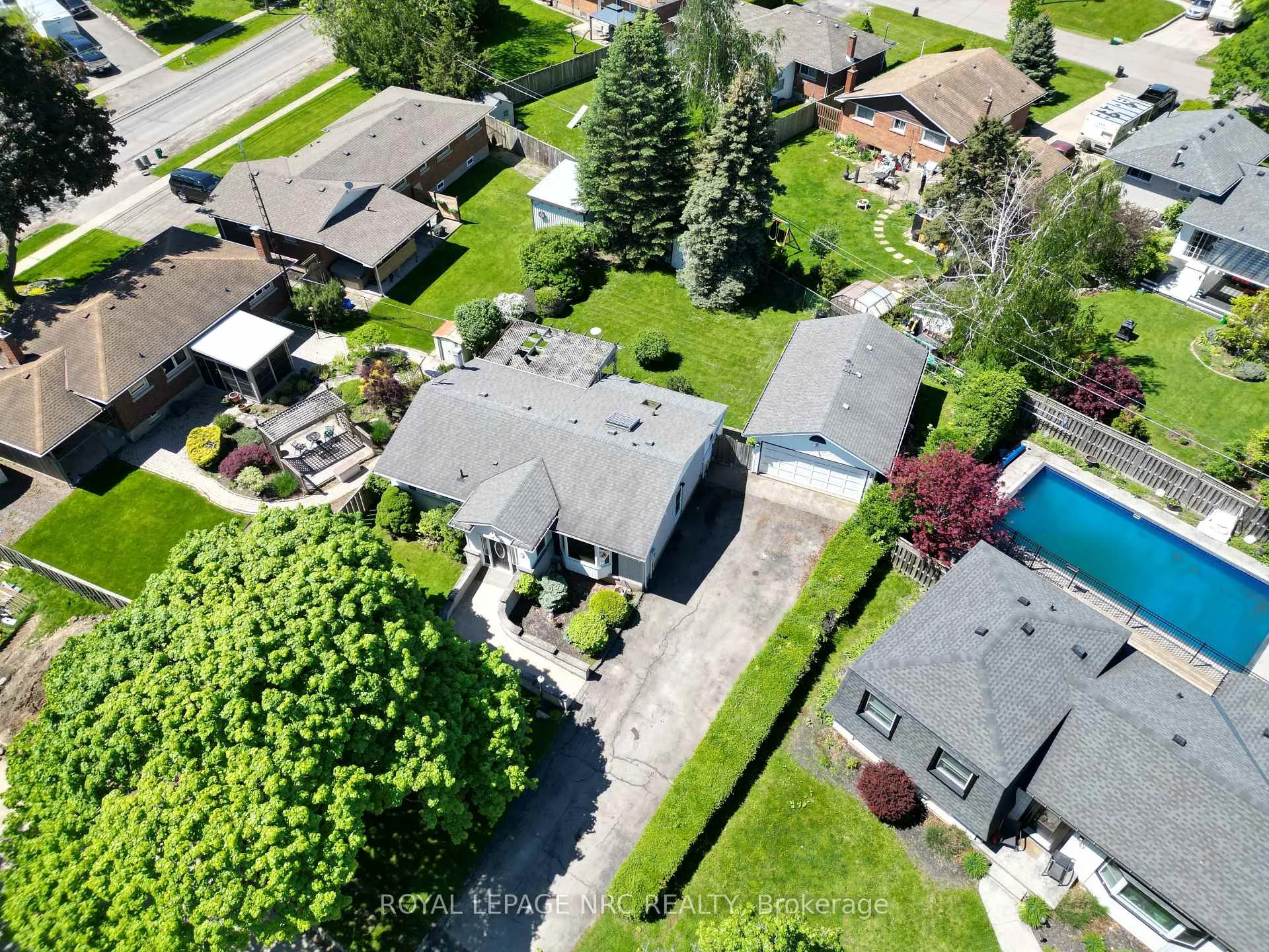 Photo 3 of 3 Monique Crescent, St. Catharines, Vine/Linwell — HOMEH