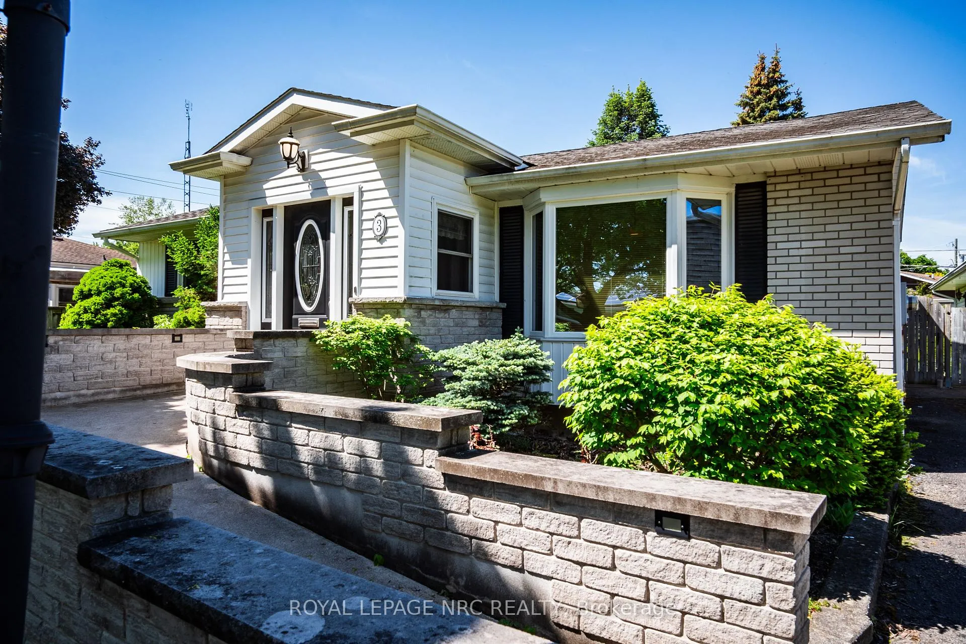 Photo 4 of 3 Monique Crescent, St. Catharines, Vine/Linwell — HOMEH