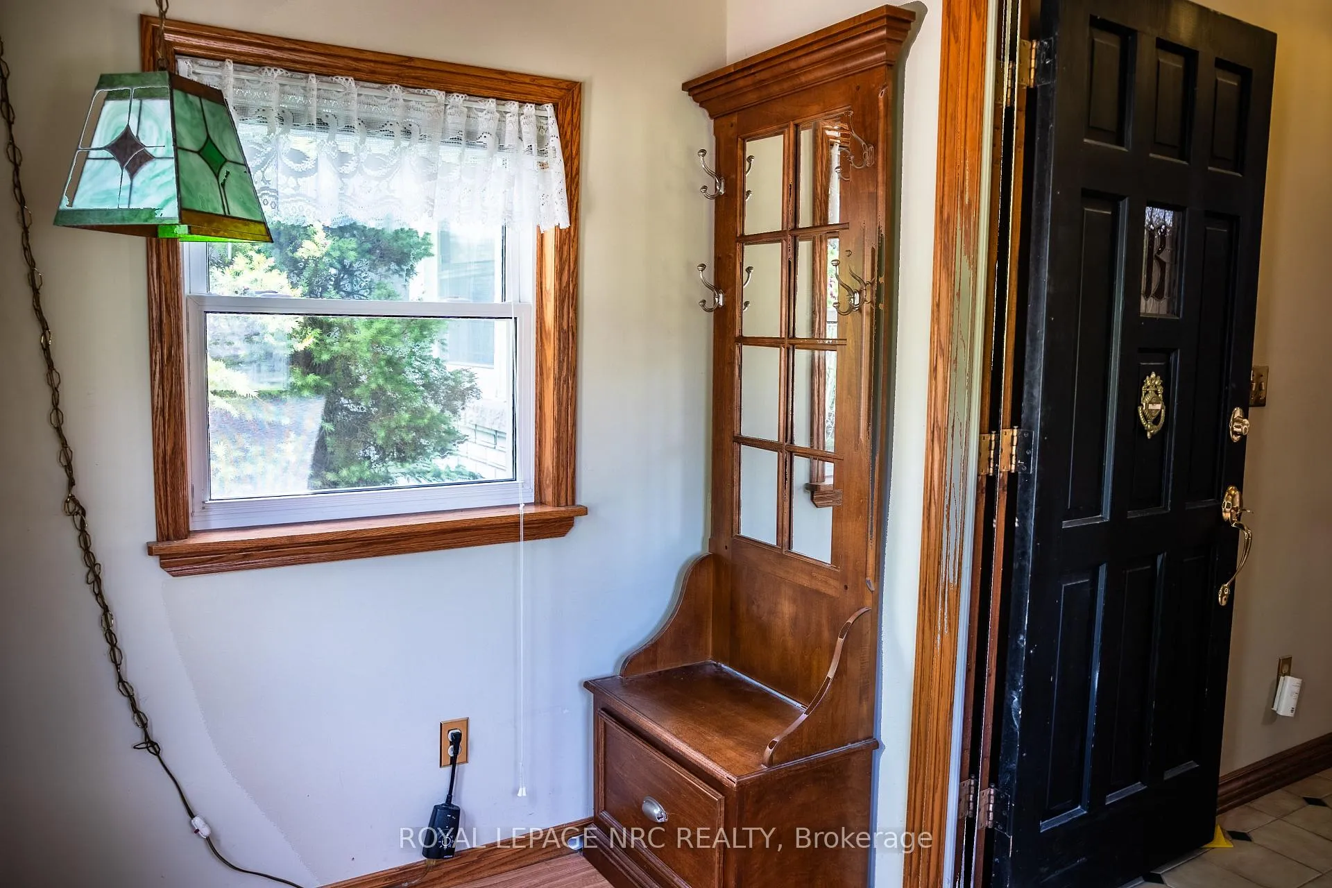 Photo 5 of 3 Monique Crescent, St. Catharines, Vine/Linwell — HOMEH