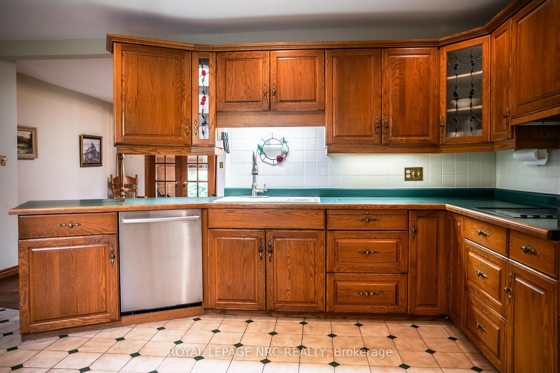 Photo 8 of 3 Monique Crescent, St. Catharines, Vine/Linwell — HOMEH