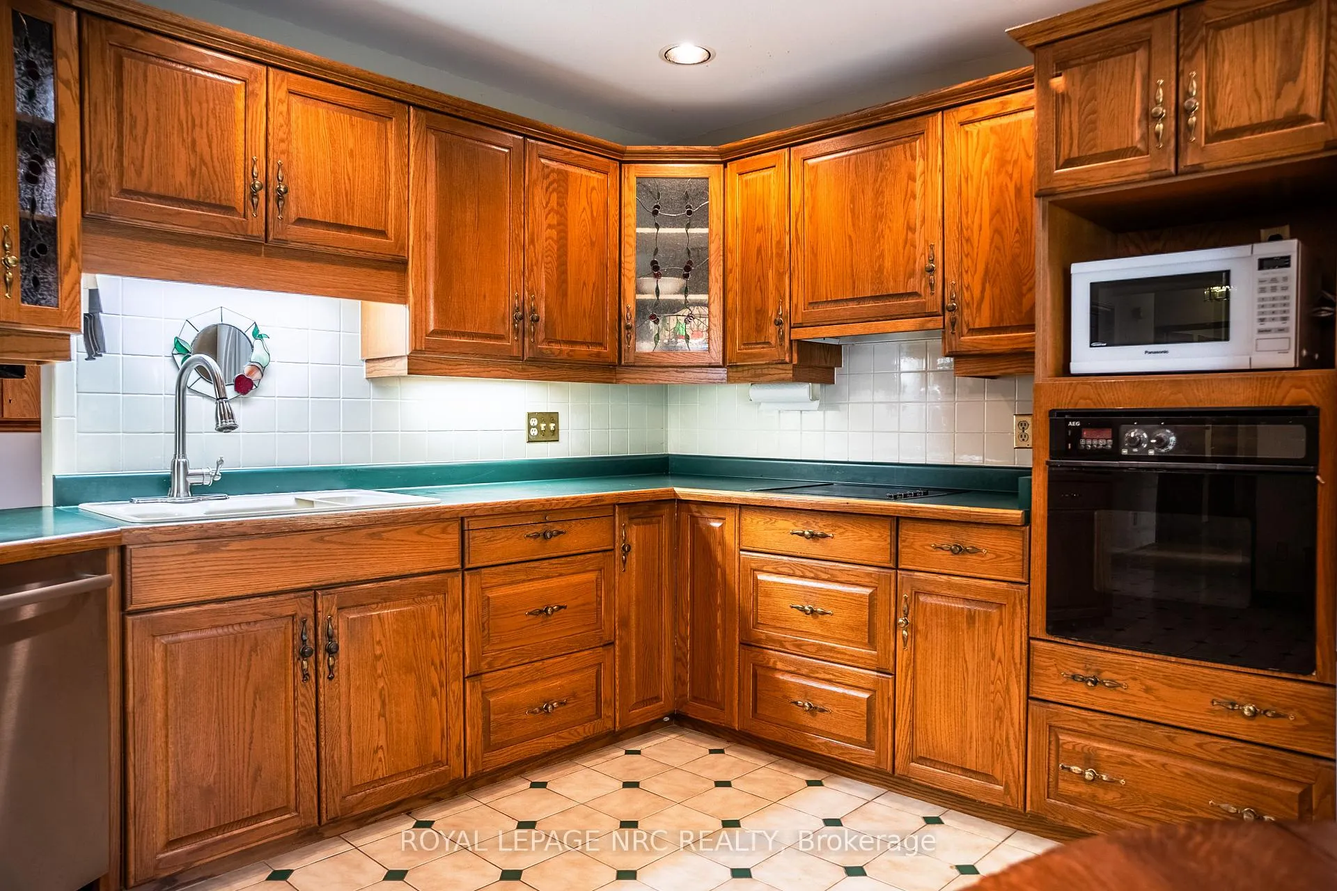 Photo 9 of 3 Monique Crescent, St. Catharines, Vine/Linwell — HOMEH