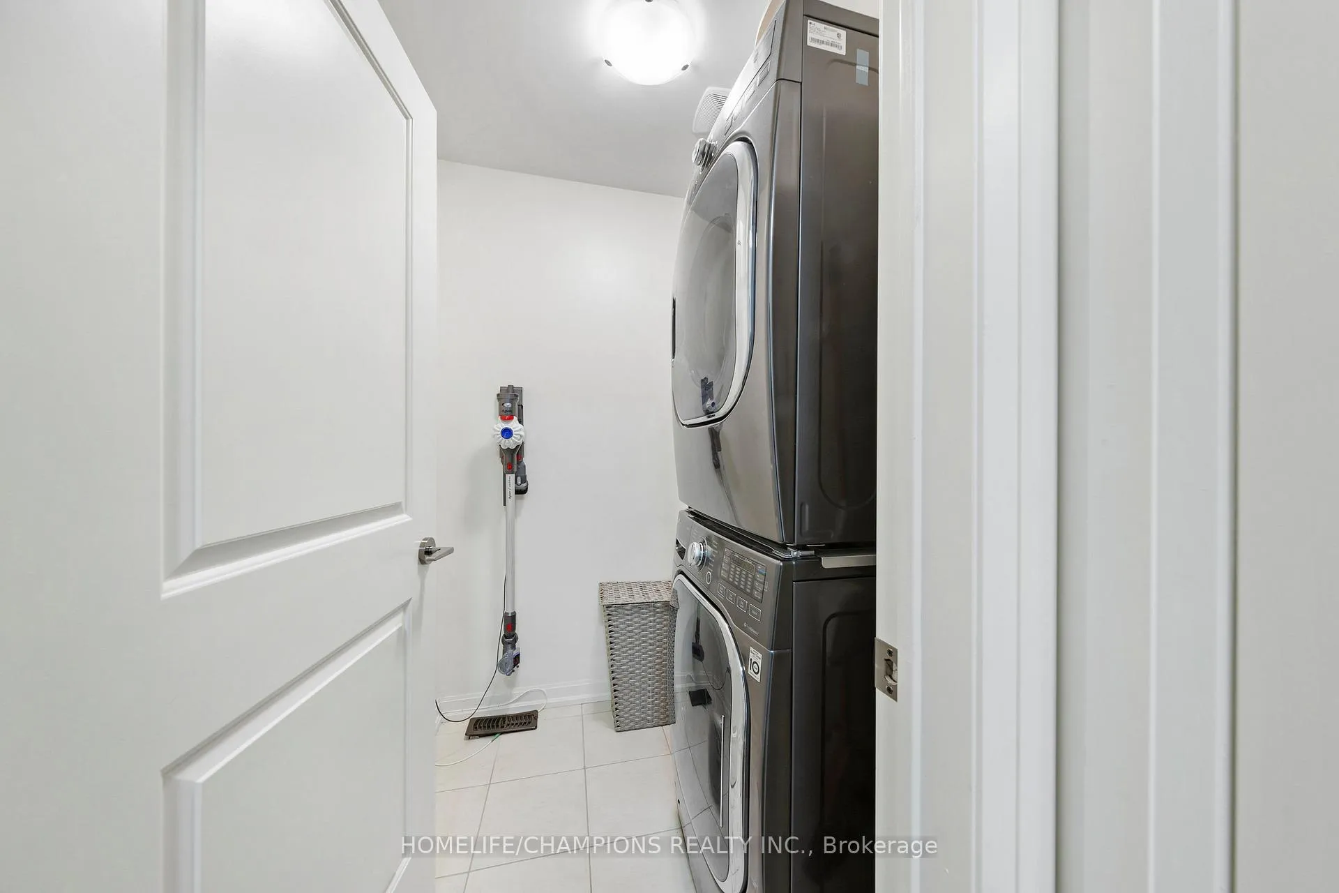 Photo 16 of 38 Longshore Way, Whitby, Port Whitby — HOMEH