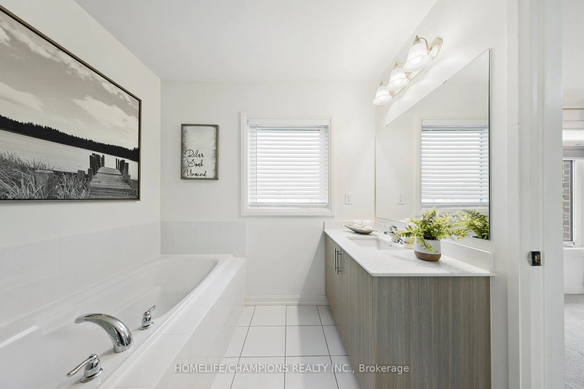 Photo 24 of 38 Longshore Way, Whitby, Port Whitby — HOMEH