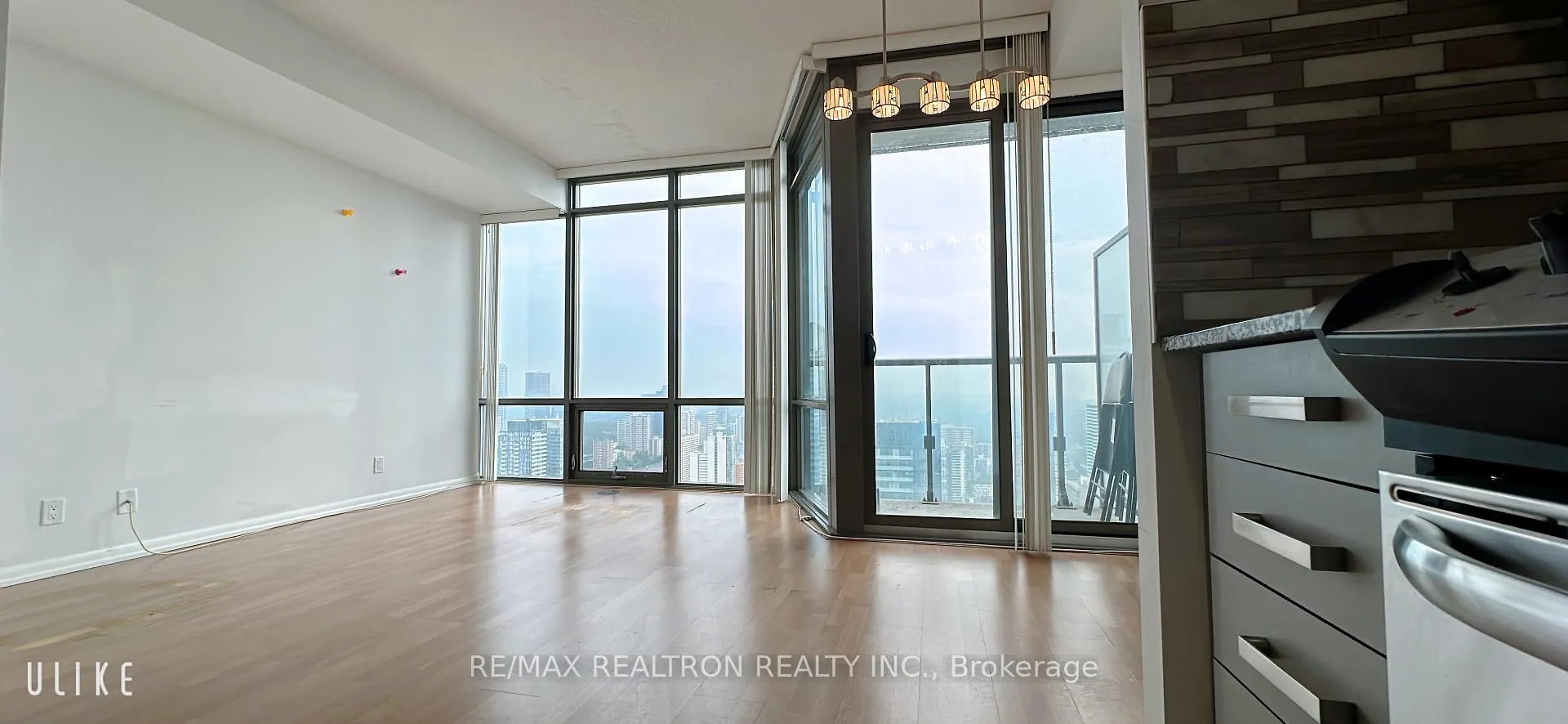 Photo 3 of Unit 4707, 832 Bay Street, Toronto, Bay Street Corridor — HOMEH