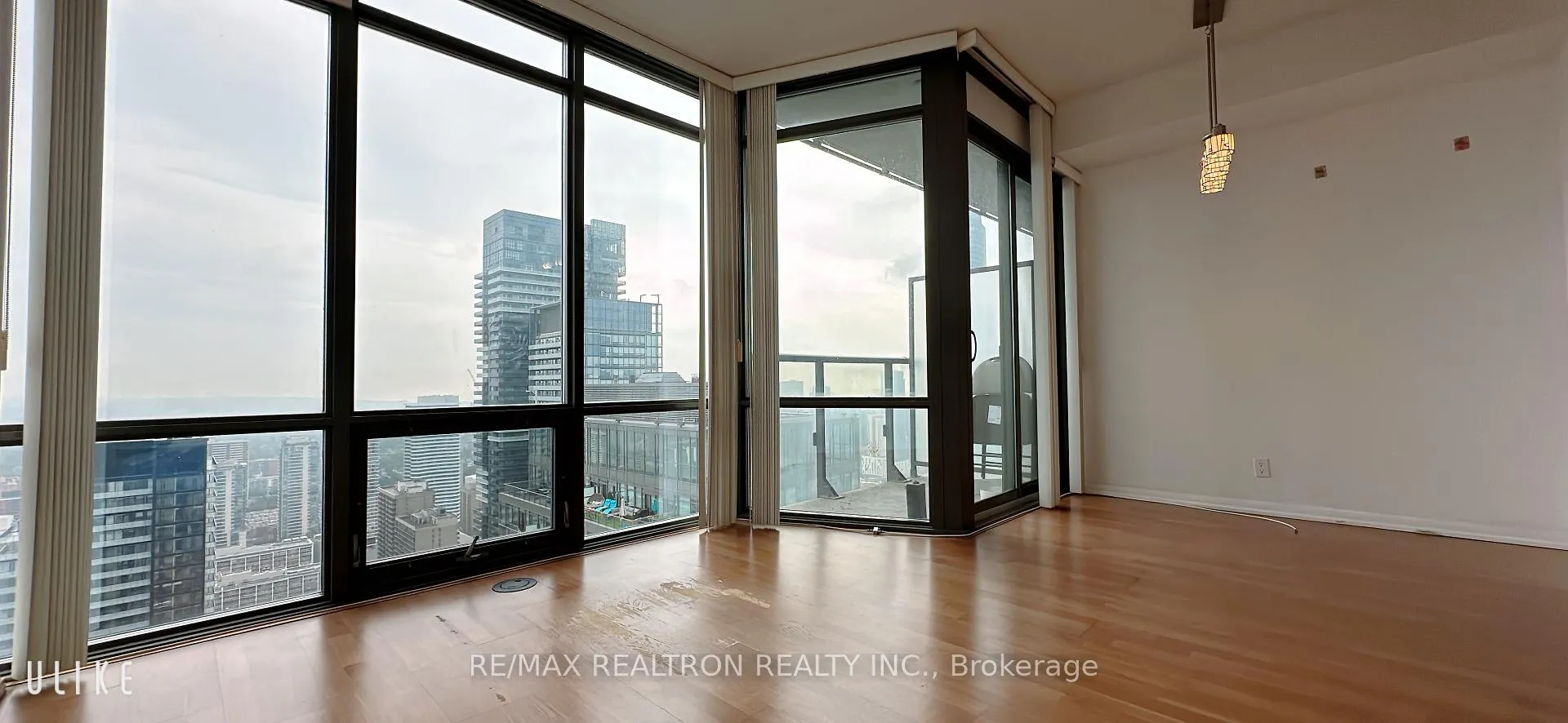 Photo 8 of Unit 4707, 832 Bay Street, Toronto, Bay Street Corridor — HOMEH