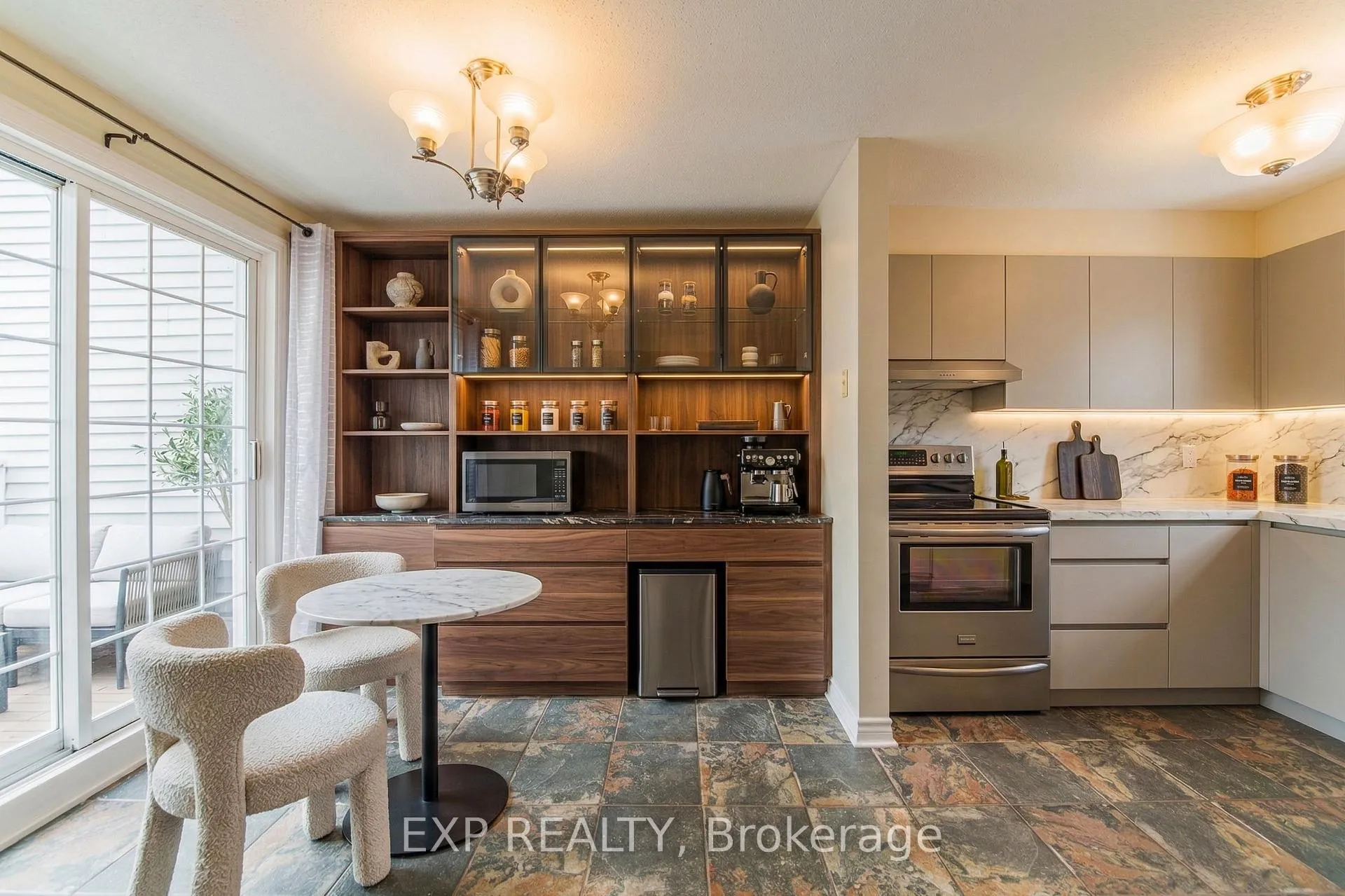 Photo 5 of 10 Castlegreen Private, Ottawa, Hunt Club Park/Greenboro — HOMEH